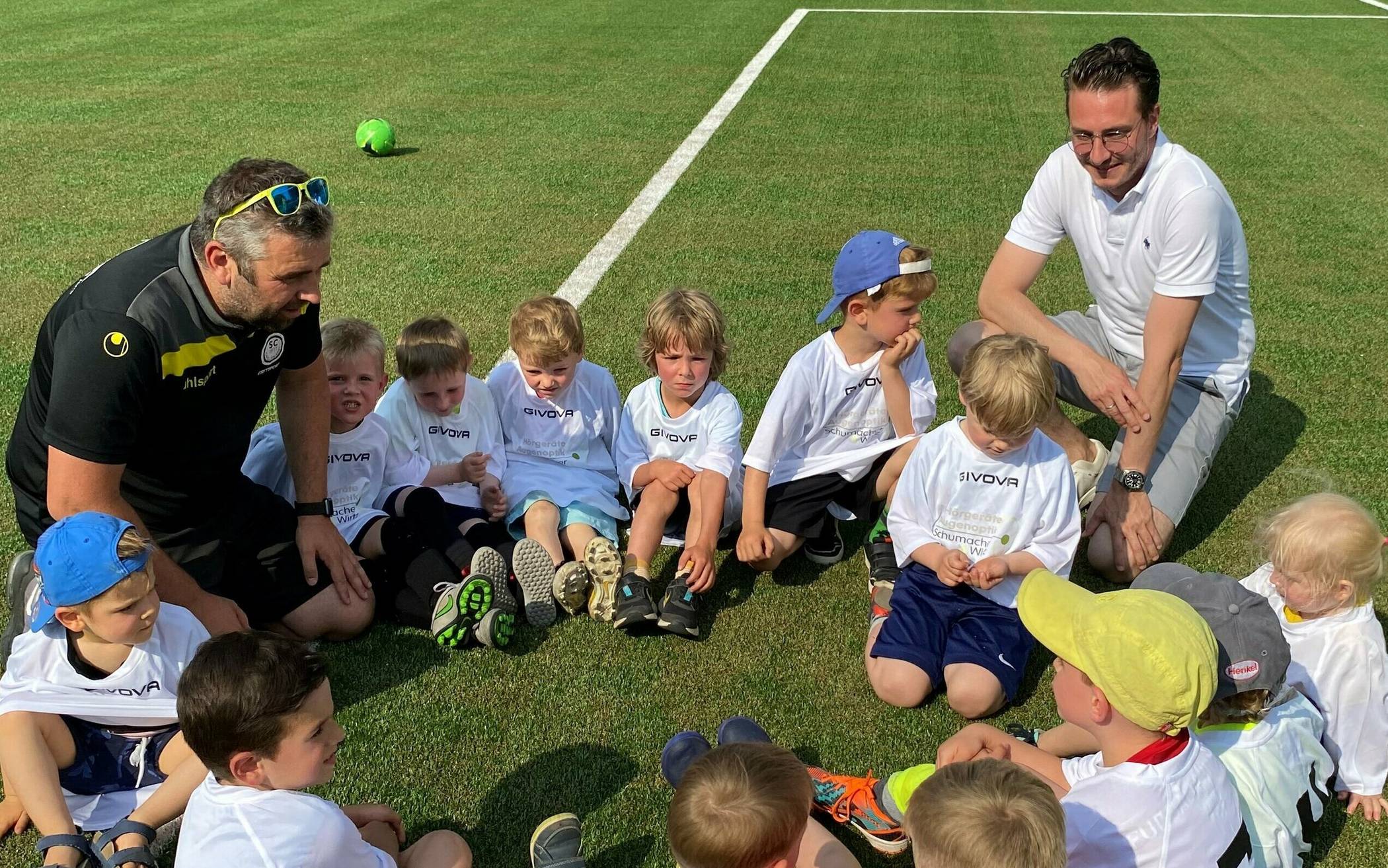 Lagebesprechung zwischen Mannschaft, Trainer und Sponsor: