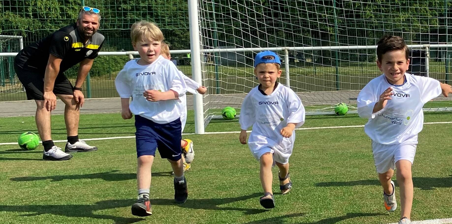  Trainer Daniel Schmitz betrachtet zufrieden den ersten Aufgalopp seiner 15 kleinen Kicker in den neuen Trikots für die „Fahrrad-Kraus-Bambini-EM 2020“. „Kapellen 2“ hat hier Deutschland zugelost bekommen. Ein absoluter Glücksfall! 