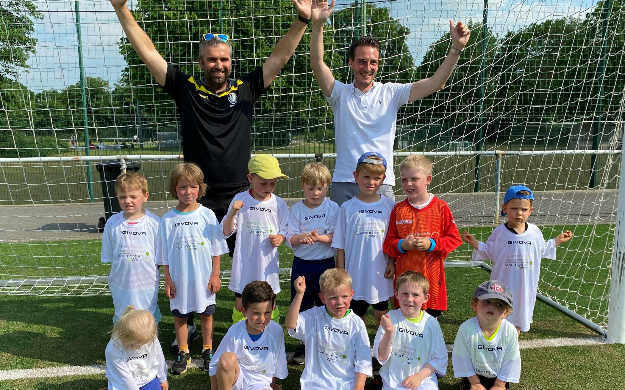 Thomas Wirtz (hinten rechts) übt schon einmal das Jubeln mit der jungen Kapellener Mannschaft, die viel Spaß haben will bei der „Fahrrad-Kraus-Bambini-EM 2020“. 