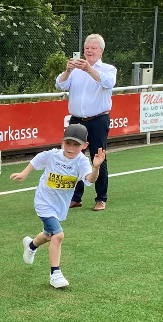  Sponsor Adolf Rath von der Taxizentrale filmte bei der Trikot-Übergabe gleich mal mit. 