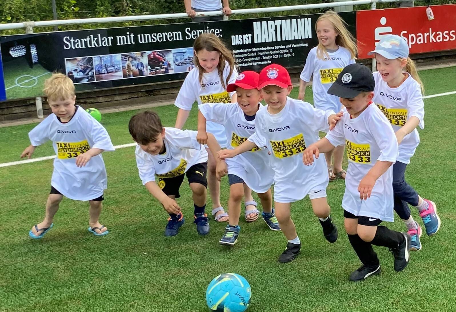  Spielfreude ohne Ende. Und das in den neuen Trikots der „Fahrrad-Kraus-Bambini-EM 2020“. Das beweist dieses Bild nachhaltig. 