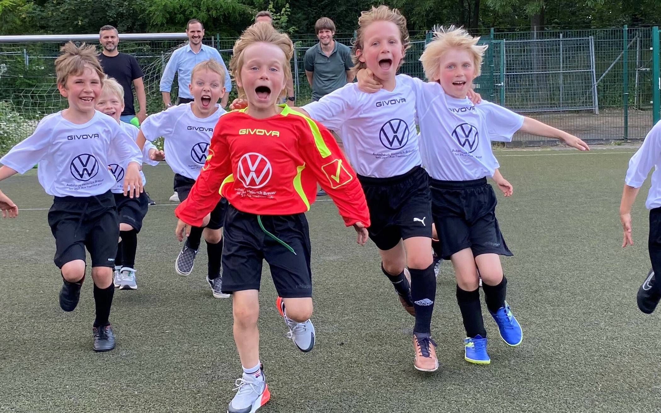 Lautstark machen die Kicker des SC Kapellen 4 hier auf sich aufmerksam. Das müsste die Gegner am 19. August schon beeindrucken.