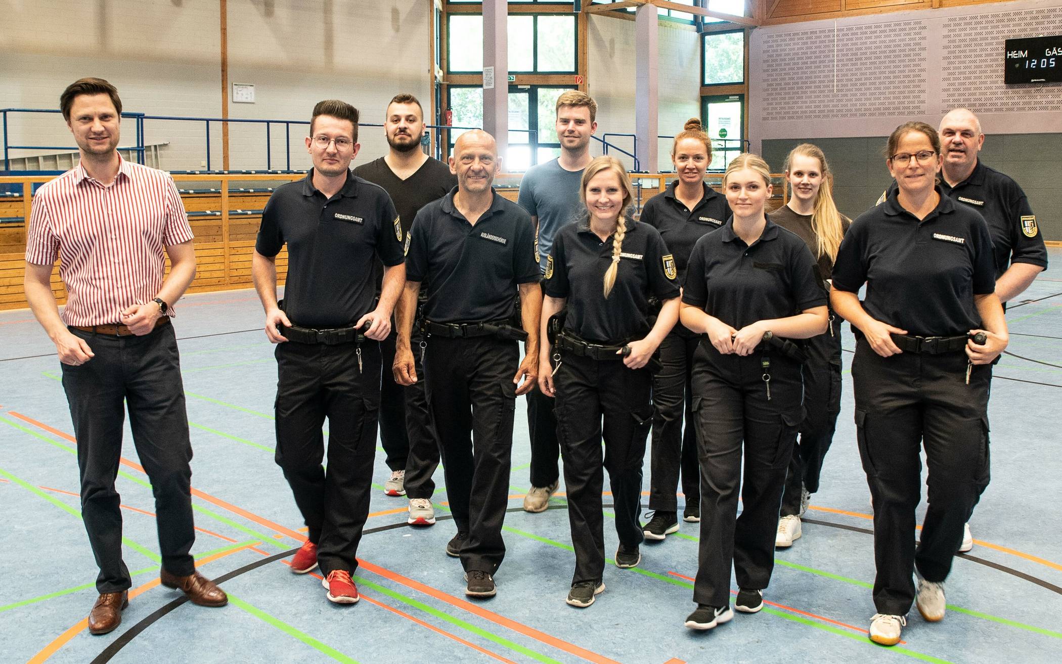  Kreisdezernent Martin Stiller (links) hat die Mitarbeiter des Kreis-Ordnungsamts beim Training besucht. 