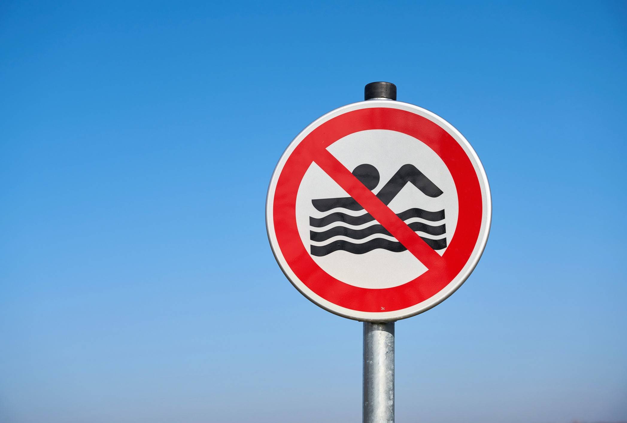 Baden verboten: Das Umweltamt des Kreises warnt vor dem Schwimmen in Baggerseen, die nicht als Badegewässer betrieben werden, sowie in Flüssen wie Rhein und Erft.