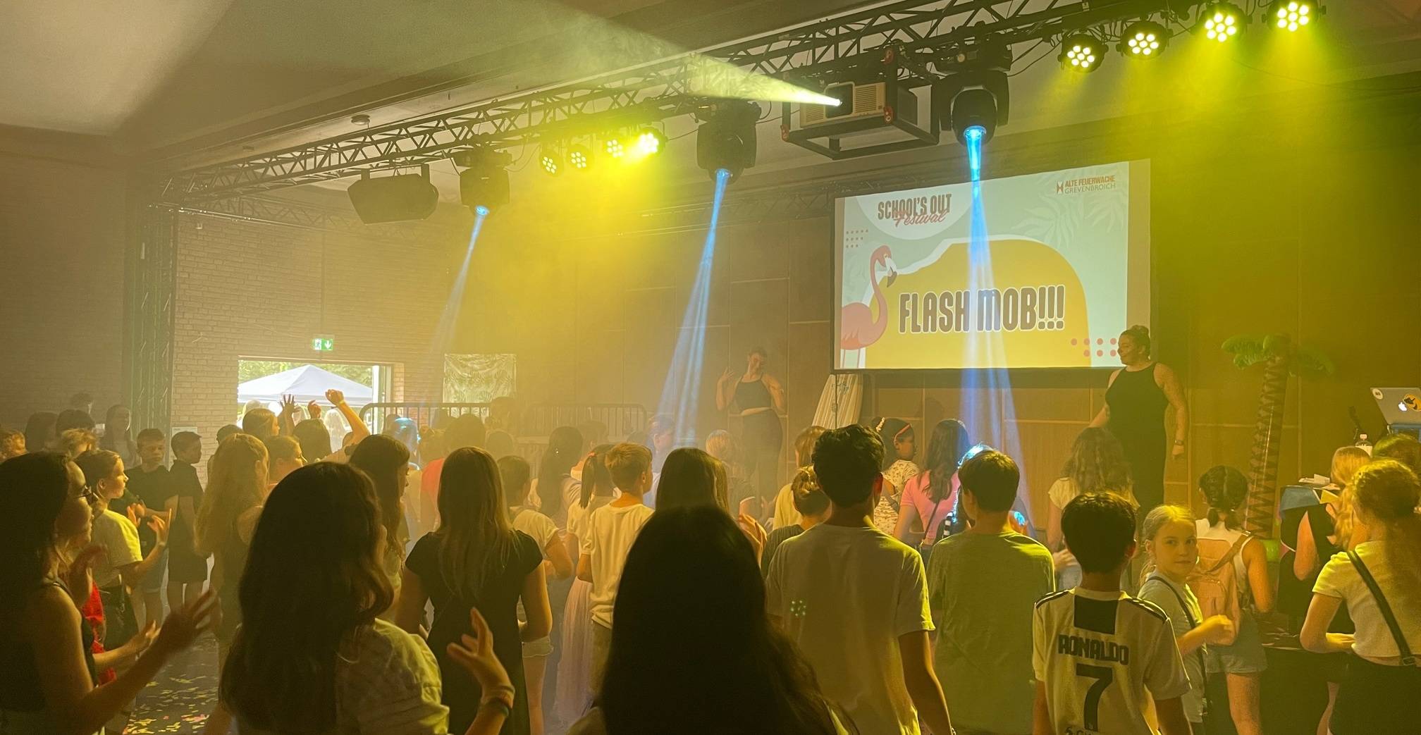 Das „Schools Out Festival“ lockte mit Eventmodulen, DJ (die neuesten Charts und TikTok-Trends) und Live-Games.