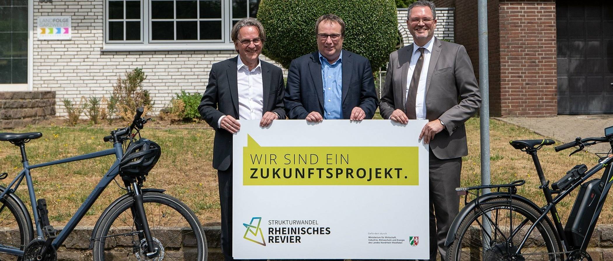 Von links: Dr. Gregor Bonin, Verbandsvorsteher des Zweckverbands, Nordrhein-Westfalens Umwelt- und Verkehrsminister Oliver Krischer und Bodo Middeldorf, Geschäftsführer der Zukunftsagentur Rheinisches Revier.  
