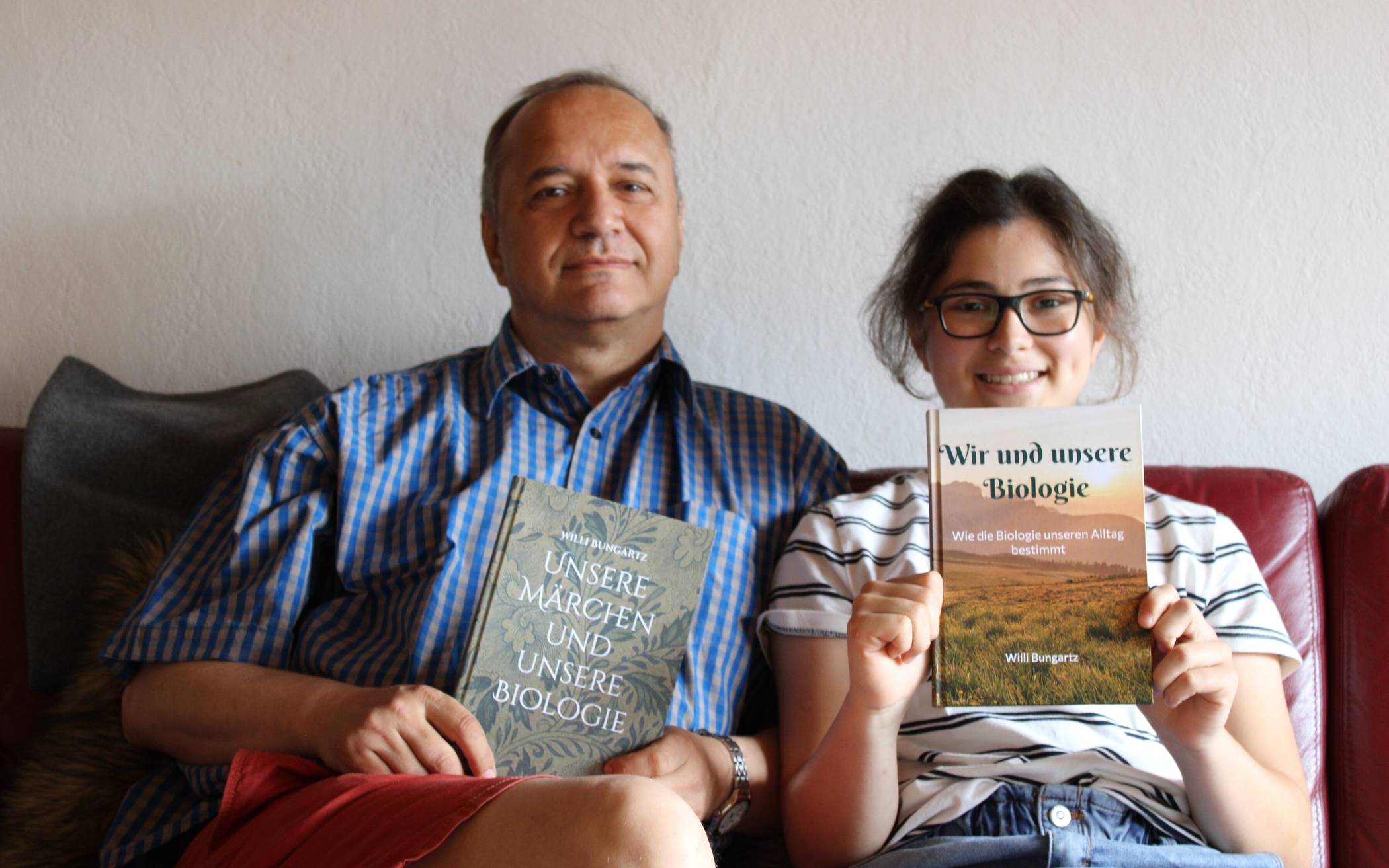 Hobby-Autor Willi Bungartz mit seiner Tochter