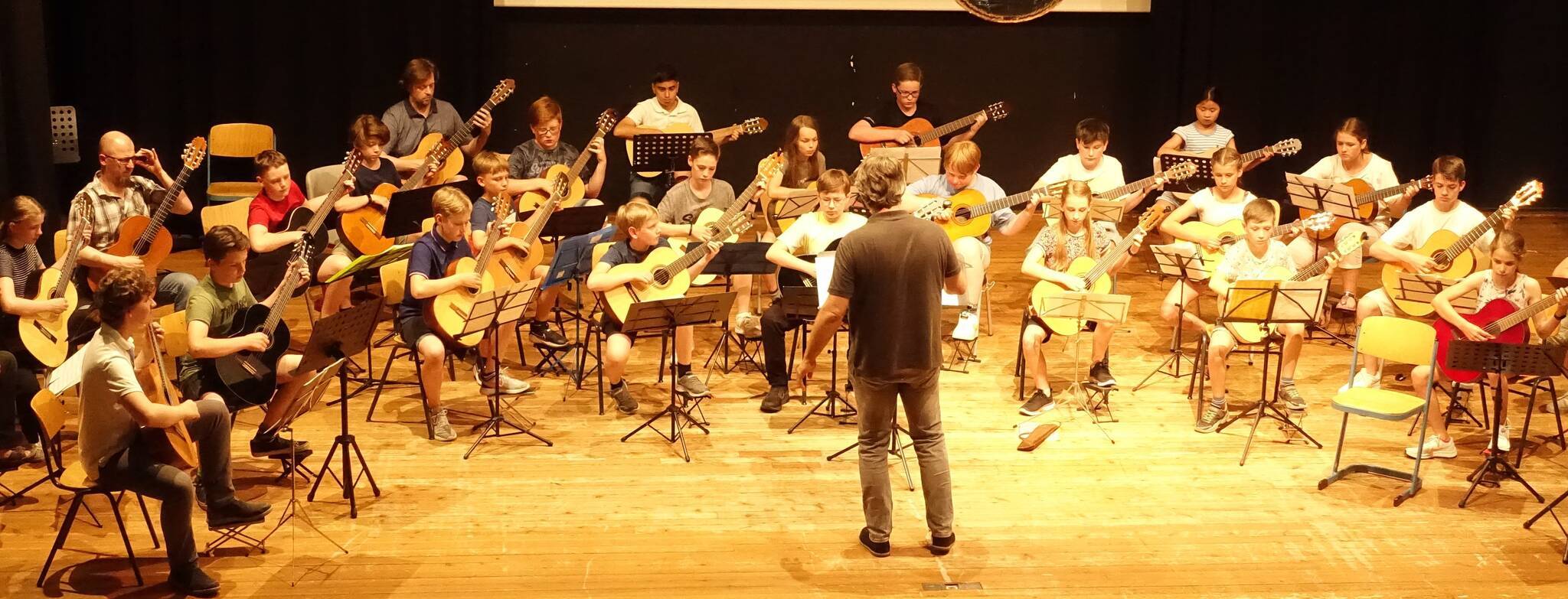 Ein Höhepunkt beim Konzert im Erasmus-Gymnasium: der Auftritt des Gitarrenorchesters unter Leitung von Thomas Oldenbürger.