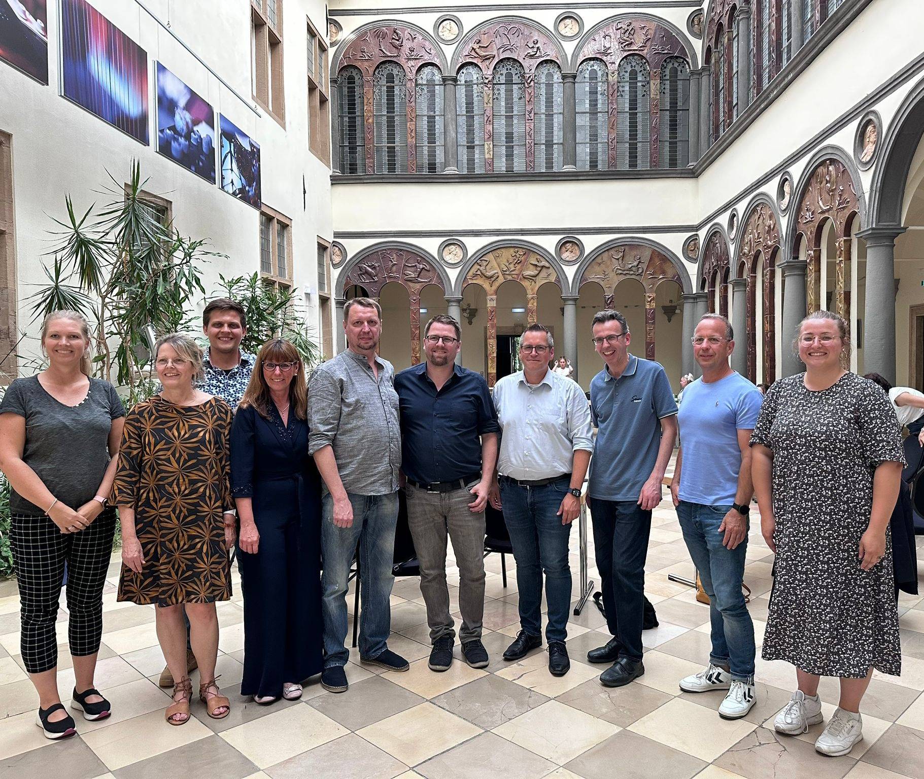  Im Bild von links: Anna Noddeland (Leiterin der Stabsstelle „Soziale Stadt“), Ruth Gallelli (Beisitzerin), Aaron Spielmanns (Beisitzer), Pia Berg (stellvertretende Vorsitzende), Wladimir Hoffmann (Vorsitzender), Dennis Fuchs (Kassierer), Sascha Solbach (Bürgermeister), Andreas Becker (Beisitzer), Marcus Klein (Beisitzer) und Nina Wolff (Beisitzerin). 