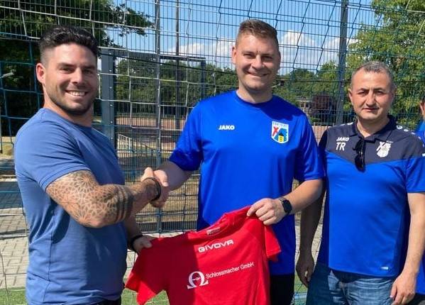 Trikot-Übergabe mit Sponsor und Trainern. Gespielt wird in den schweizerischen Farben.