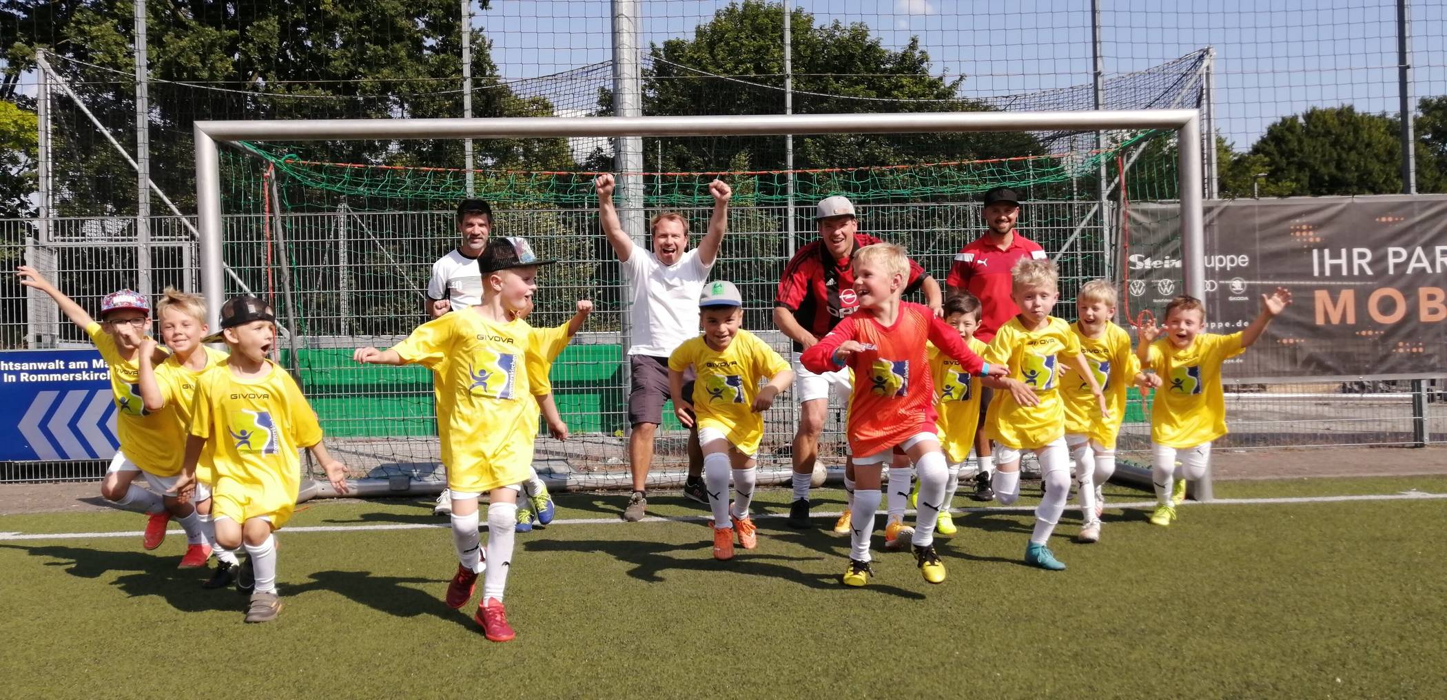  Mit dem Bürgermeister jubeln und dann „Attacke“: Eine Anweisung, die die Bambini-Fußballer der SG Rommerskirchen auf Anhieb umsetzten … 