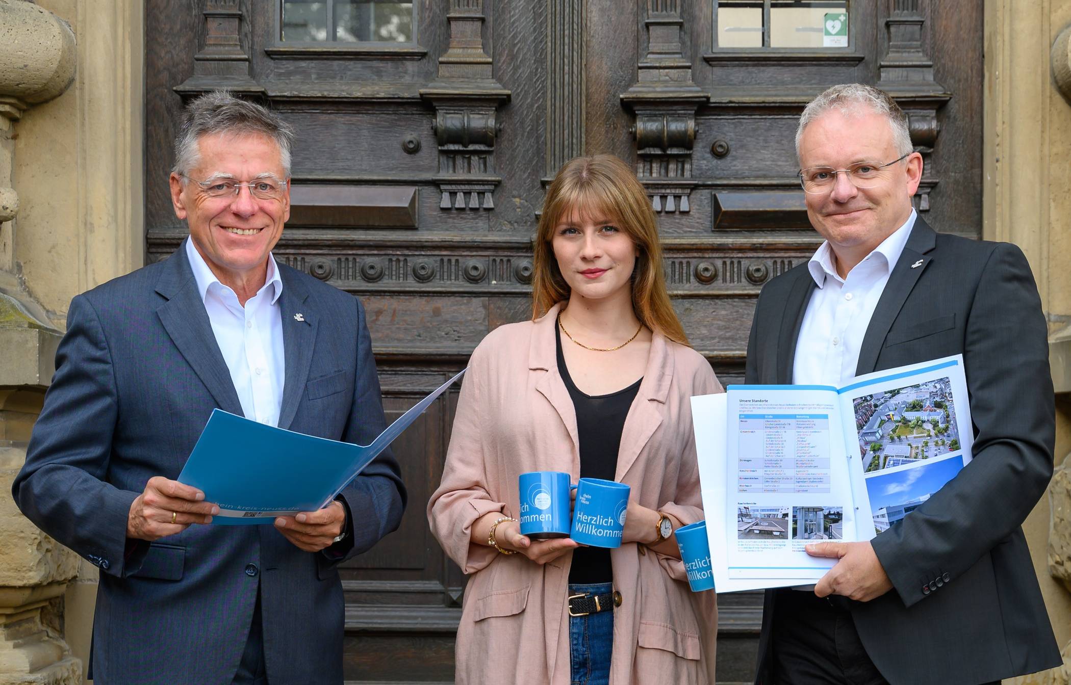 Landrat Hans-Jürgen Petrauschke mit Personalamtsleiter Jörg Arndt (rechts) und Mitarbeiterin Katharina Baum.