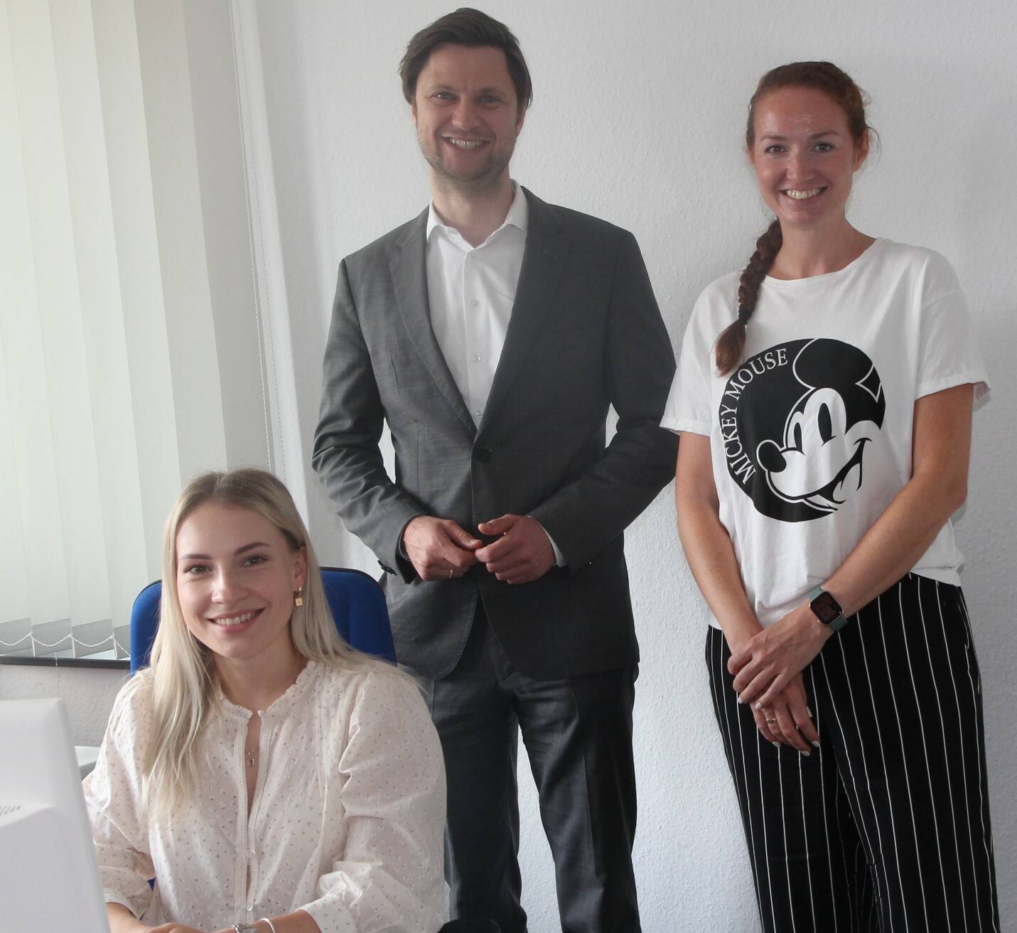  Kreisdezernent Martin Stiller mit Teamleiterin Maike Hauswald-Textoris und Anastasiia Pidvirna. 
