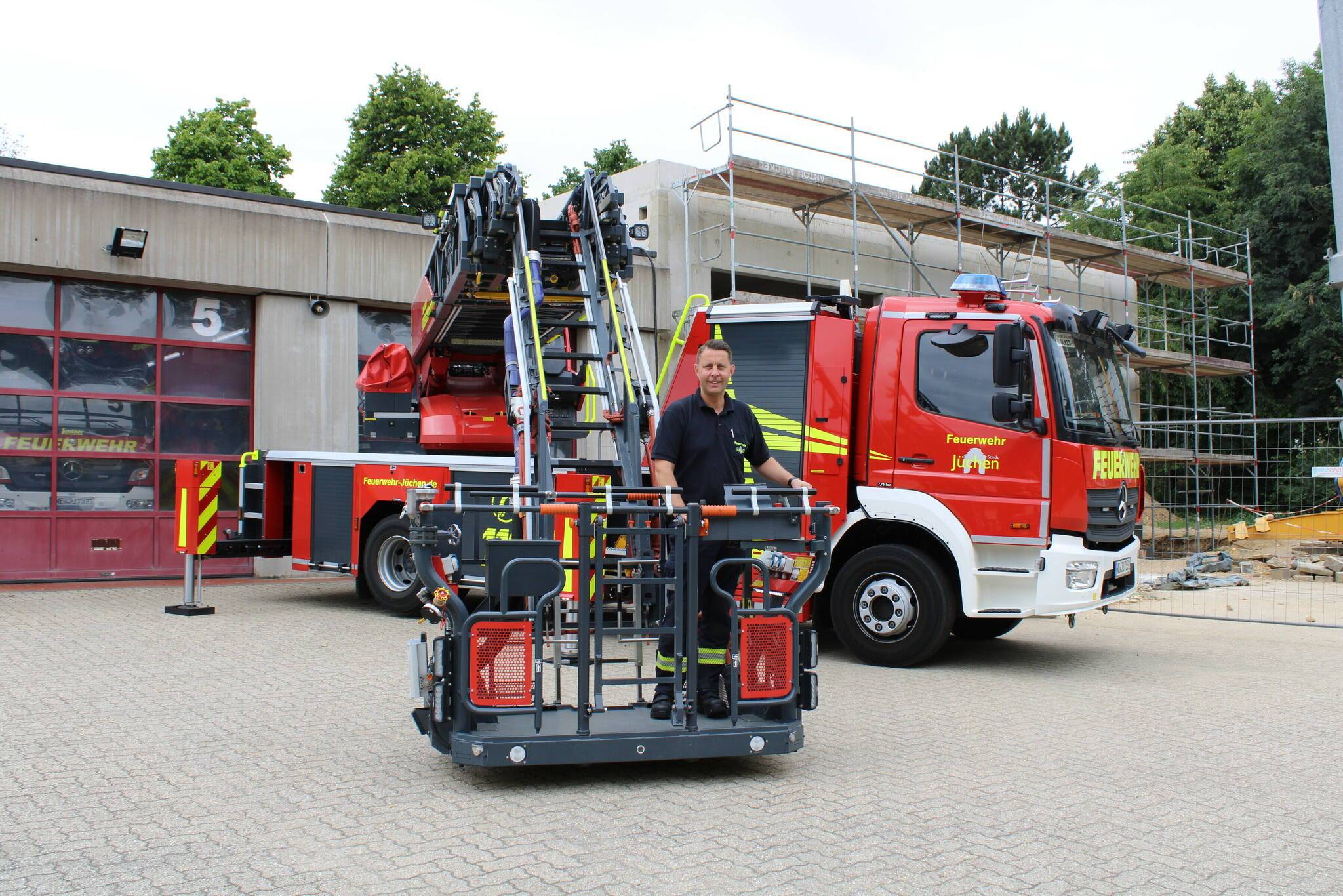  Deutlich größer wird die Feuerwache Jüchen dank des Anbaus, was nicht nur Feuerwehr-Chef Heinz-Dieter Abels freut. 