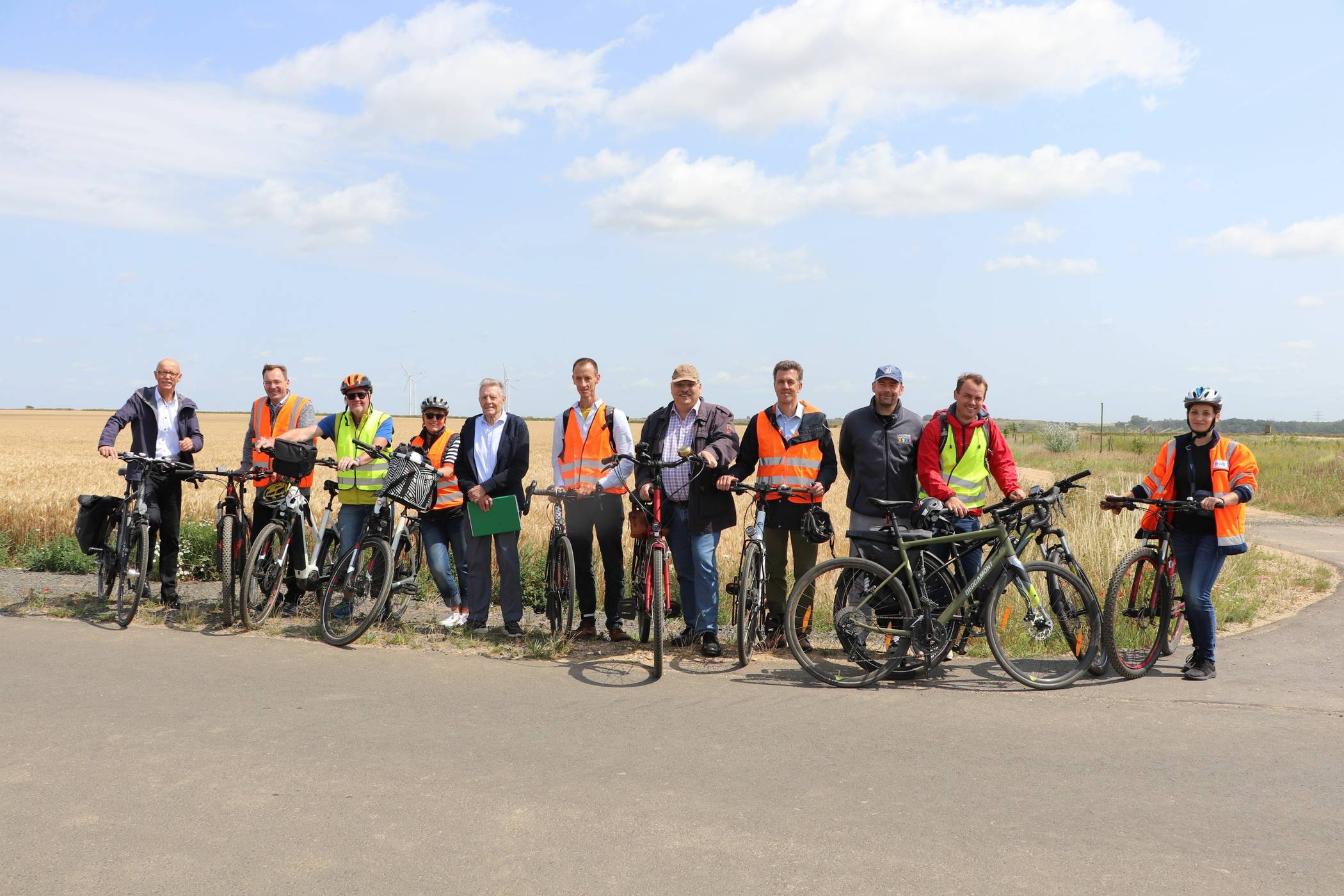 Bei einer Radtour wurde der Ort der geplanten Erinnerungsstätte Garzweiler besucht. Im Bild unter anderem: Bürgermeister Harald Zillikens (links), der Leiter Produktion Tagebaue von RWE Dr. Markus Kosma (2. von links), Heinz-Dieter Königs von der Interessengemeinschaft Garzweiler (5. von links), Volker Mielchen, Geschäftsführer des Zweckverbands LANDFOLGE Garzweiler (4. von rechts).  