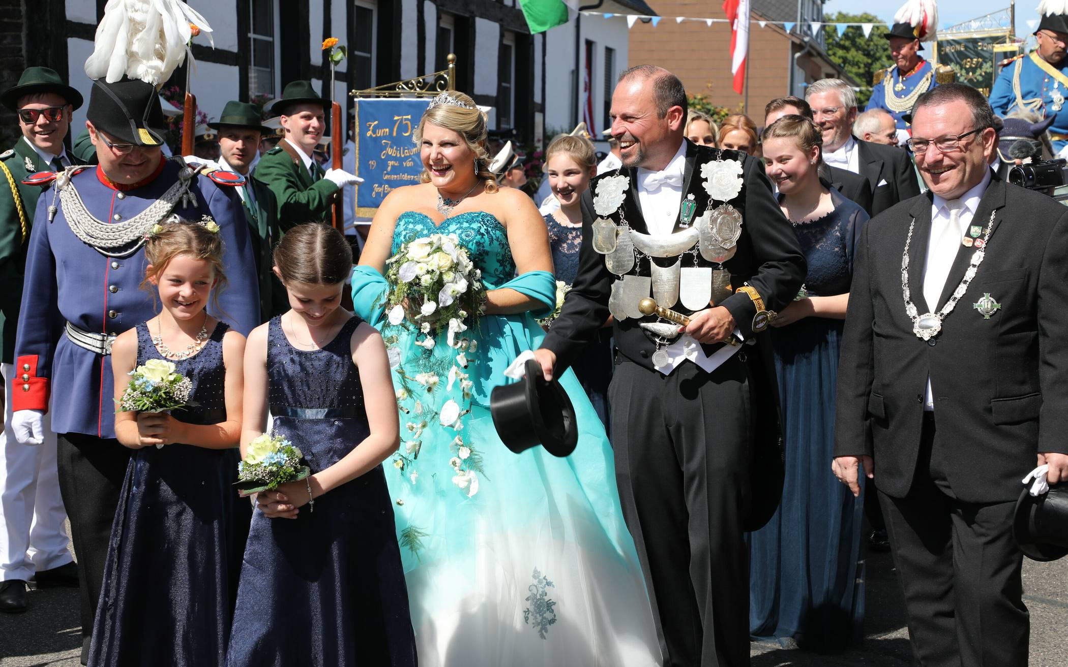 Das noch amtierende Königspaar in Aldenhoven Bernhard und Monika Both bei der Parade im vergangenen Jahr.  
