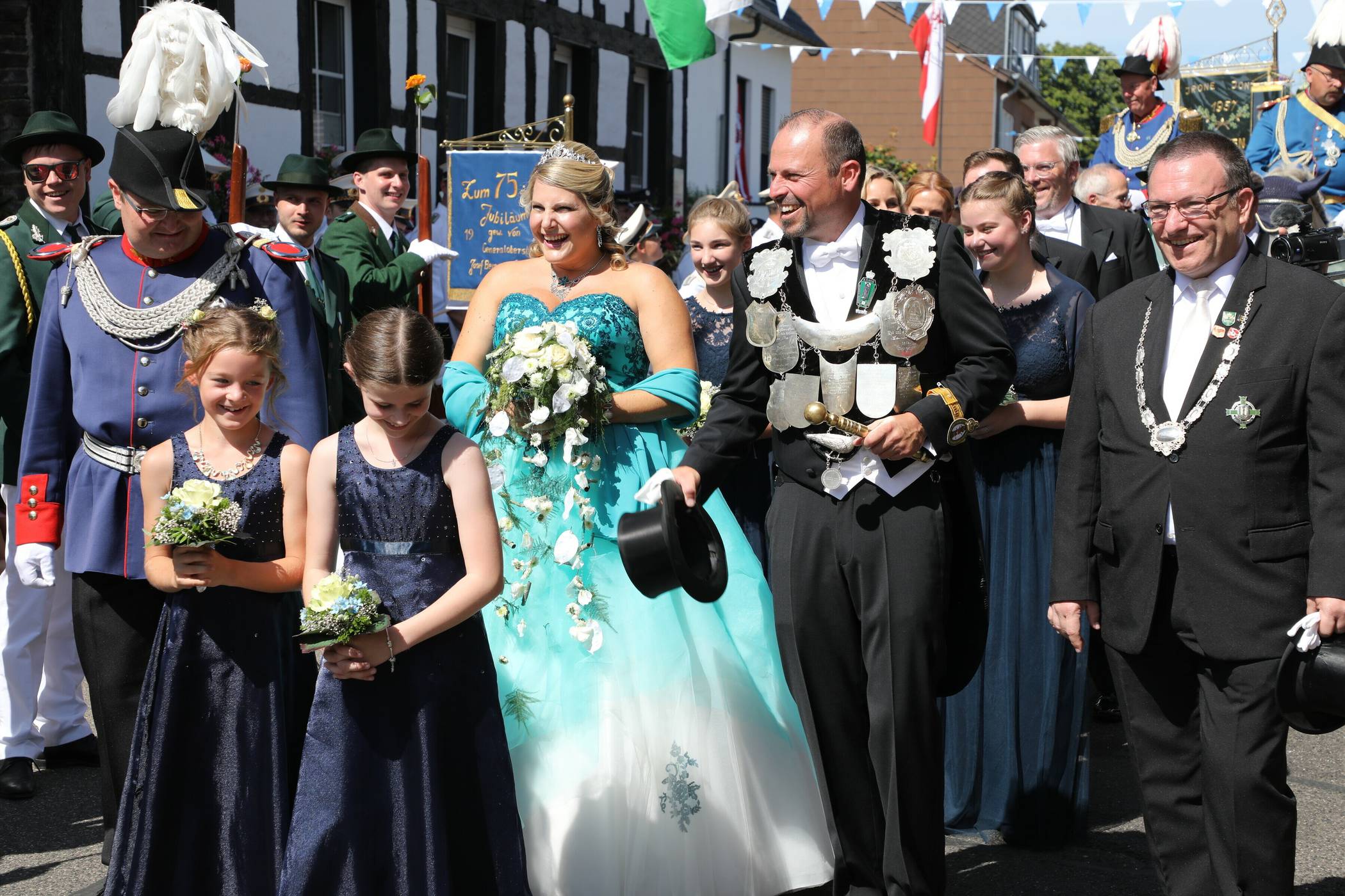 Das noch amtierende Königspaar in Aldenhoven Bernhard und Monika Both bei der Parade im vergangenen Jahr.  