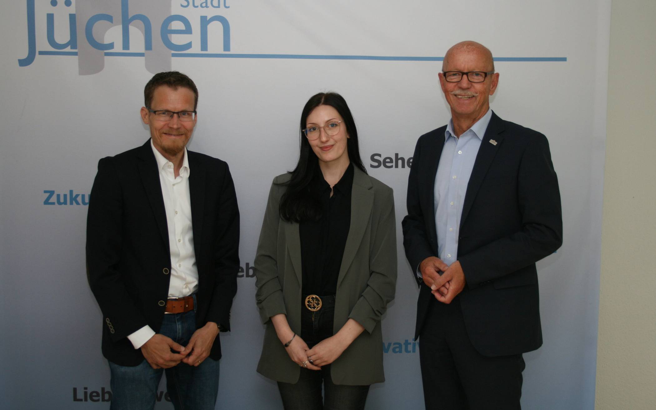 Von links: Kreisarchivar Dr. Stephen Schröder, Selina El Moutawakil und Bürgermeister Harald Zillikens.  