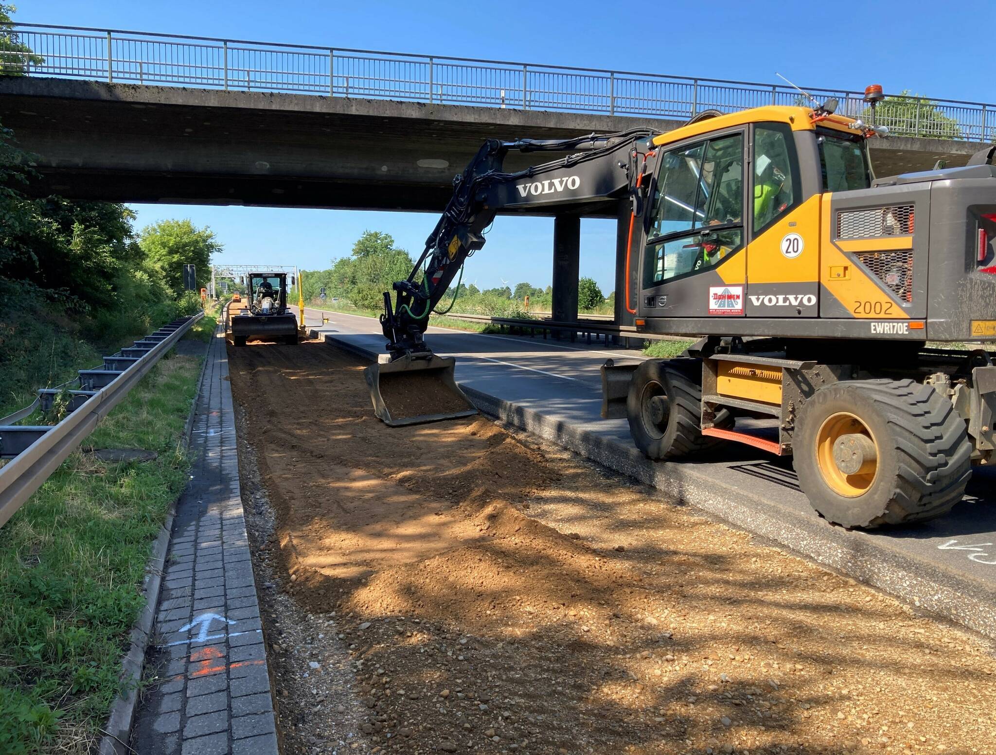 Die Arbeiten auf der A 46 zwischen den Anschlussstellen Kapellen und Grevenbroich verlaufen planmäßig. Hier wird gerade das Planum, also die Oberfläche des natürlichen Untergrundes, bearbeitet, um eine Ebenheit, die entsprechende Neigung und die profilgerechte Lage herzustellen. 