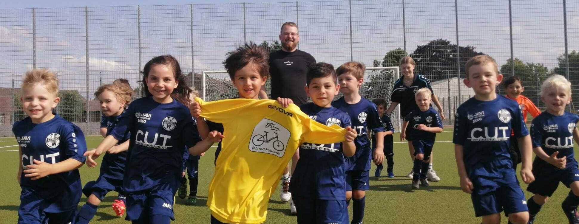 Die Kicker des FC „Blau-Weiß“ Wickrathhahn werden am 19. August für die Ukraine auflaufen und haben mit „Fahrrad Kraus“ den Namenssponsor an ihrer Seite. 