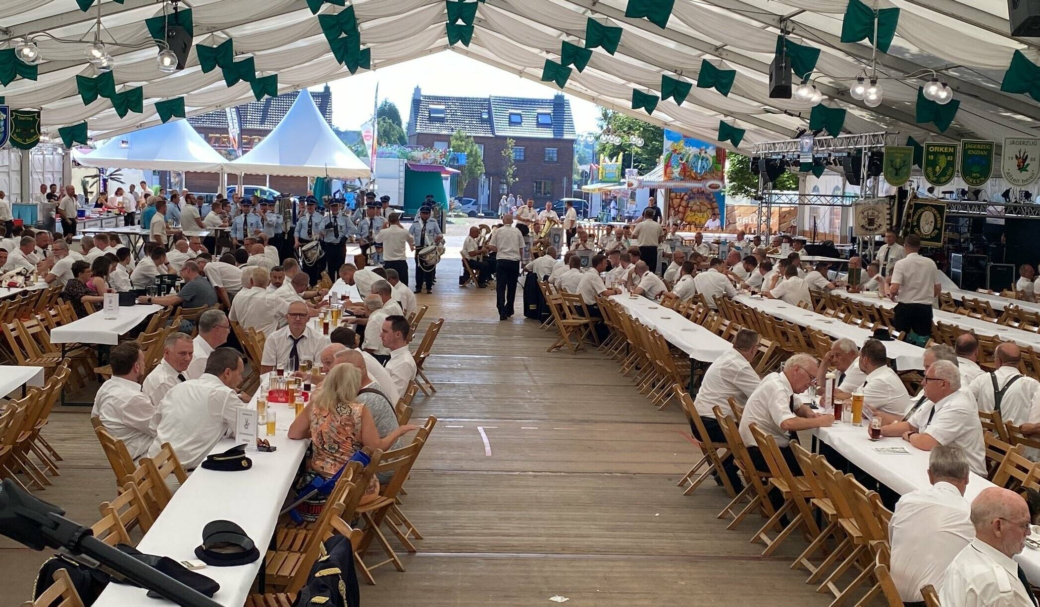 Das offene Zelt brachte mehr Besucher & Stimmung