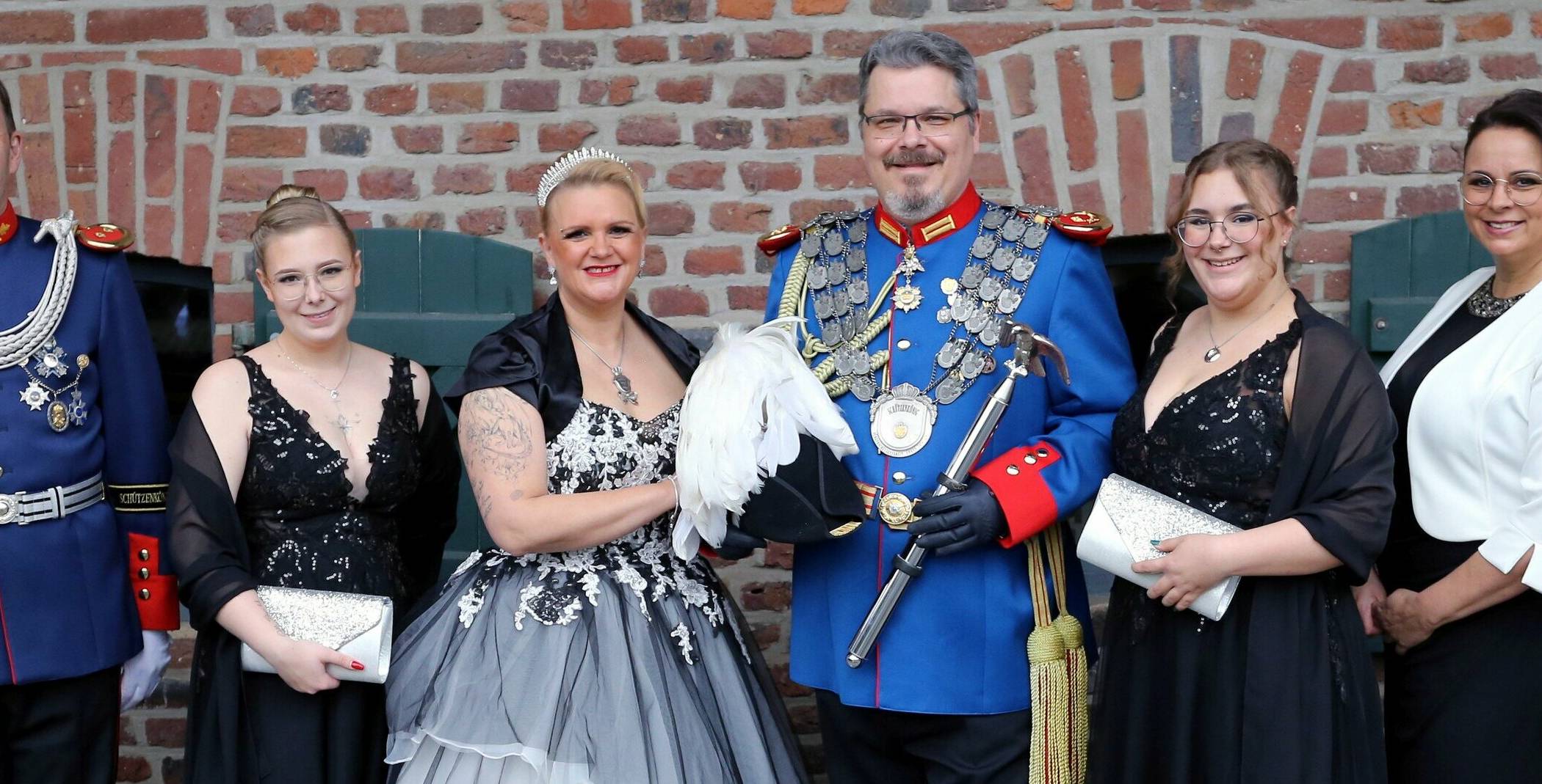 Von links: Susanne und Stefan Lau (Adjutanten), Jacqueline Ueberschär (Hofdame), Sabine Ueberschär-Sahlmann (Königin),  Dirk Ueberschär (König), Alexandra Ueberschär (Hofdame) sowie Andrea und Ralf Königs (Adjutanten). 