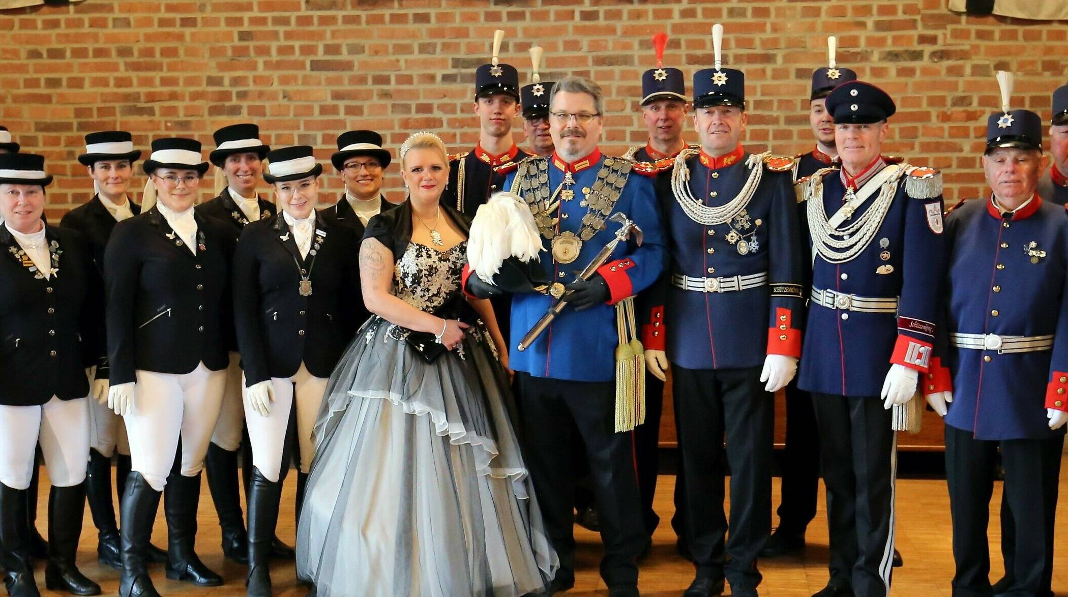  Das Königspaar mit den Königskompanien der „Artillerie Orken“ und dem Reitercorps „L’Equipe Noir“. Gemeinsam gehen sie mit viel Vorfreude dem Orkener Schützenfest entgegen. 