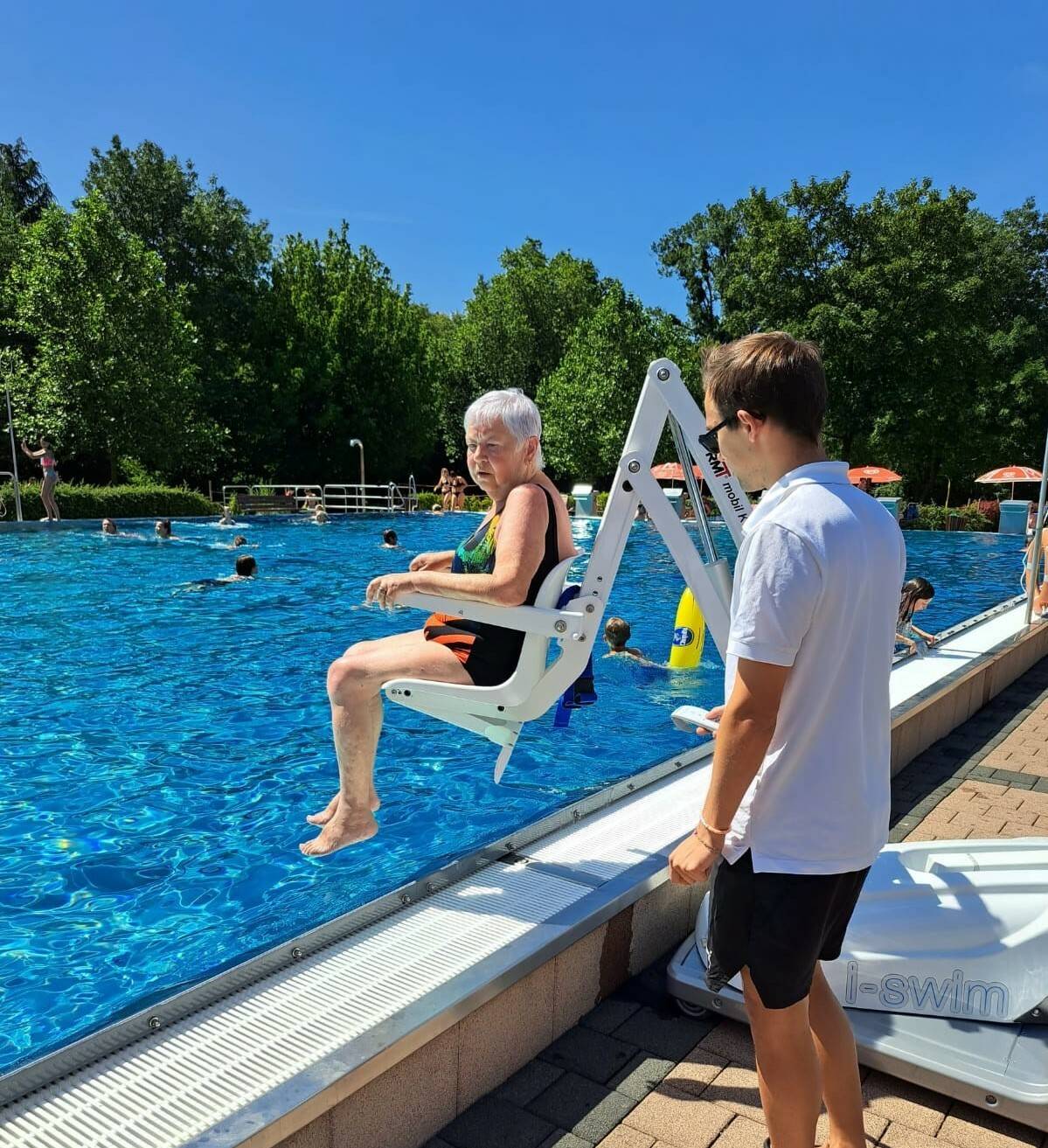  Mobiler Lift für das Bedburger Freibad wurde in Betrieb genommen. 