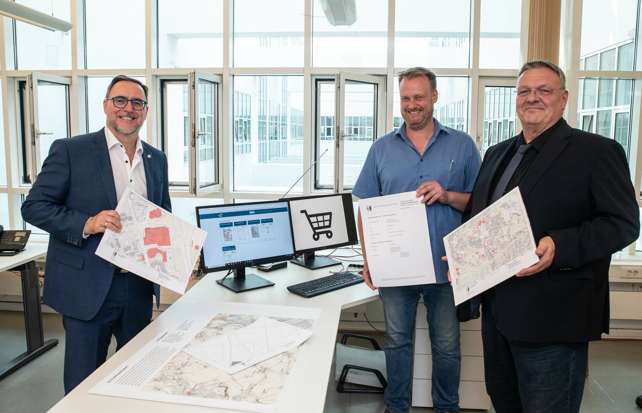 Freuen sich über das neue digitale Angebot im e-Geoshop mit Produkten des Kataster- und Vermessungsamtes (v.l.): IT-Dezernent Harald Vieten, Abteilungsleiter Thomas Klein und Amtsleiter Michael Fielenbach. Foto: S. Büntig/Rhein-Kreis