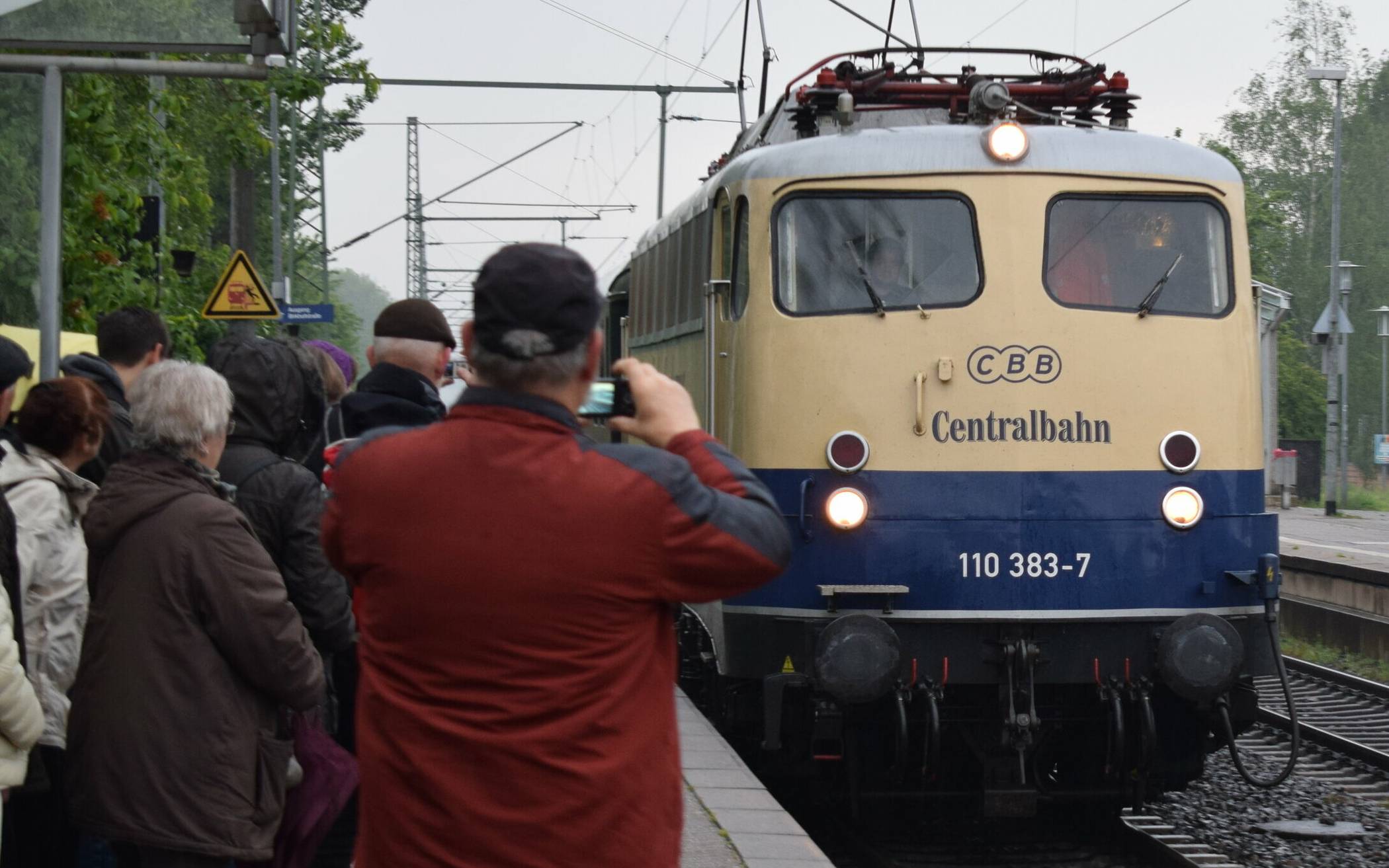  Die „Eisenbahnfreunde Niederrhein/Grenzland“ schicken ihre E-Lok wieder auf Reisen. 