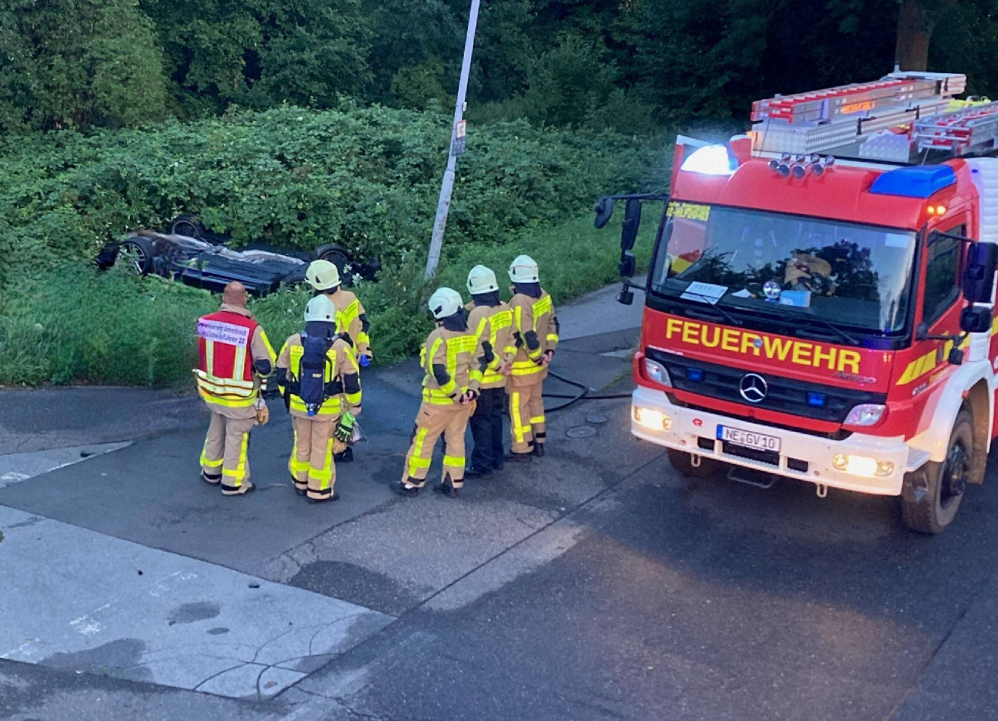 Die Feuerwehr Grevenbroich war am Montagabend im Einsatz bei einem Verkehrsunfall mit einer verletzten Person An der Untermühle zwischen Kapellen und Wevelinghoven. 