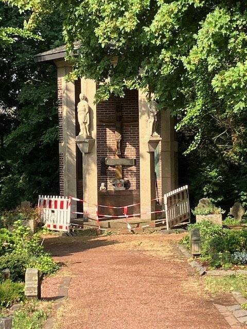  Seit Monaten ist das Ehrenmal auf dem Friedhof Bedburdyck zur Sicherheit der Bürger abgesperrt. Eine Sanierung ist in Planung. 