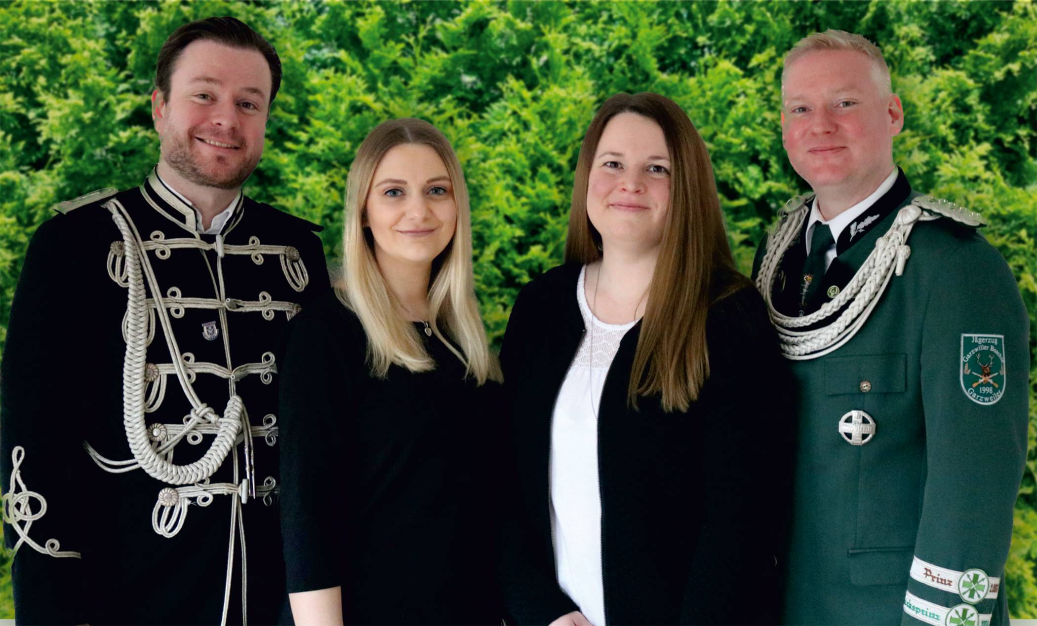  Das Prinzenpaar 2024 Timo Meuser und Laura Bierbaum (links) und das zukünftige Königspaar 2024 Alena und Peter Janke richten mit ihren Zügen das traditionelle Biwak aus.  