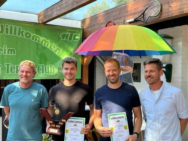 Die beiden Vorjahresfinalisten Thomas Weigel (2.v.l.) und Sven Andre (2.v.r.) freuen sich über die Auszeichnungen von Sportwart Holm Sinagowitz (links) und dem 1. Vorsitzendem Max Klöters (rechts).