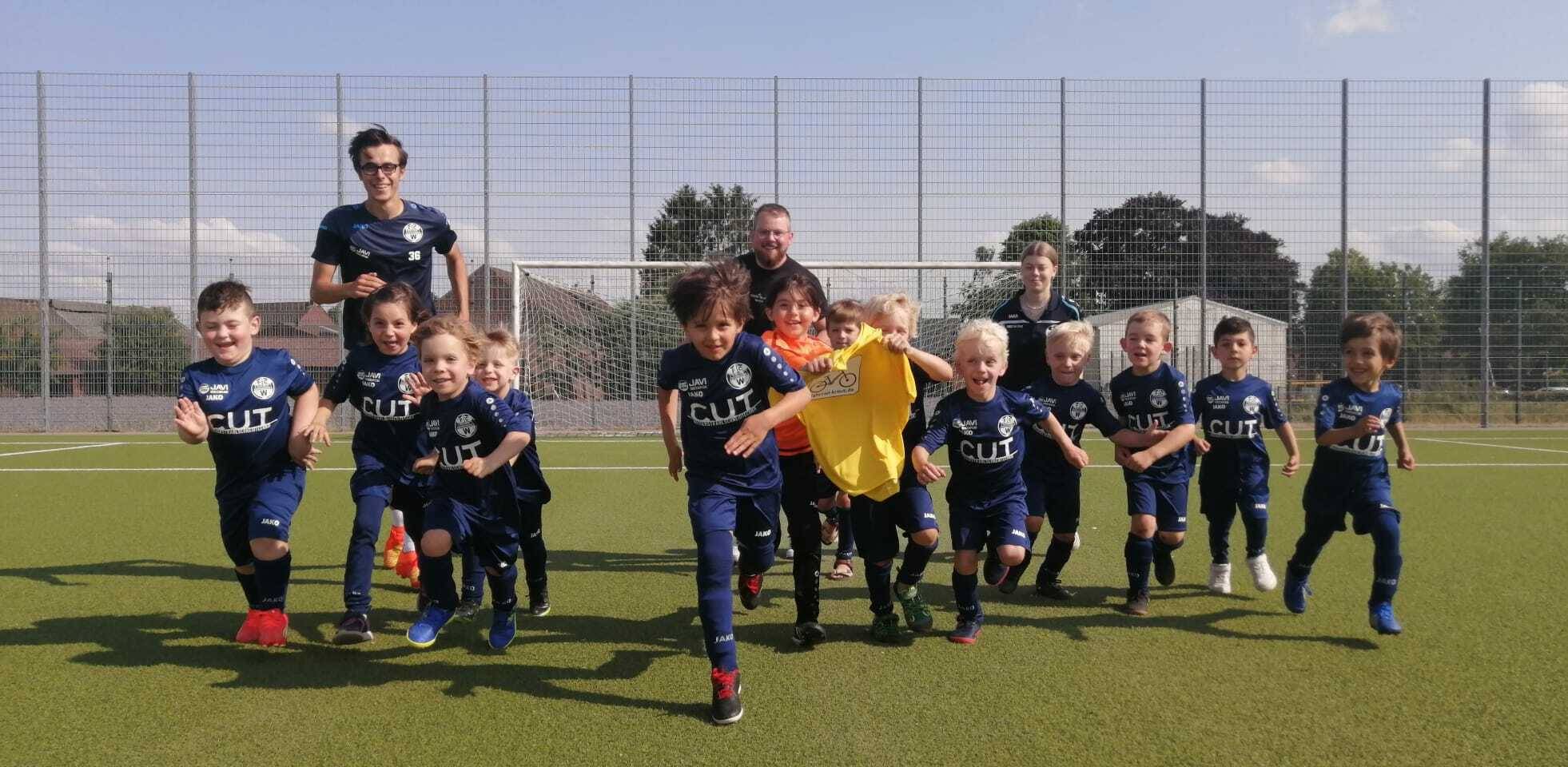 Die Kicker des FC „Blau-Weiß“ Wickrathhahn