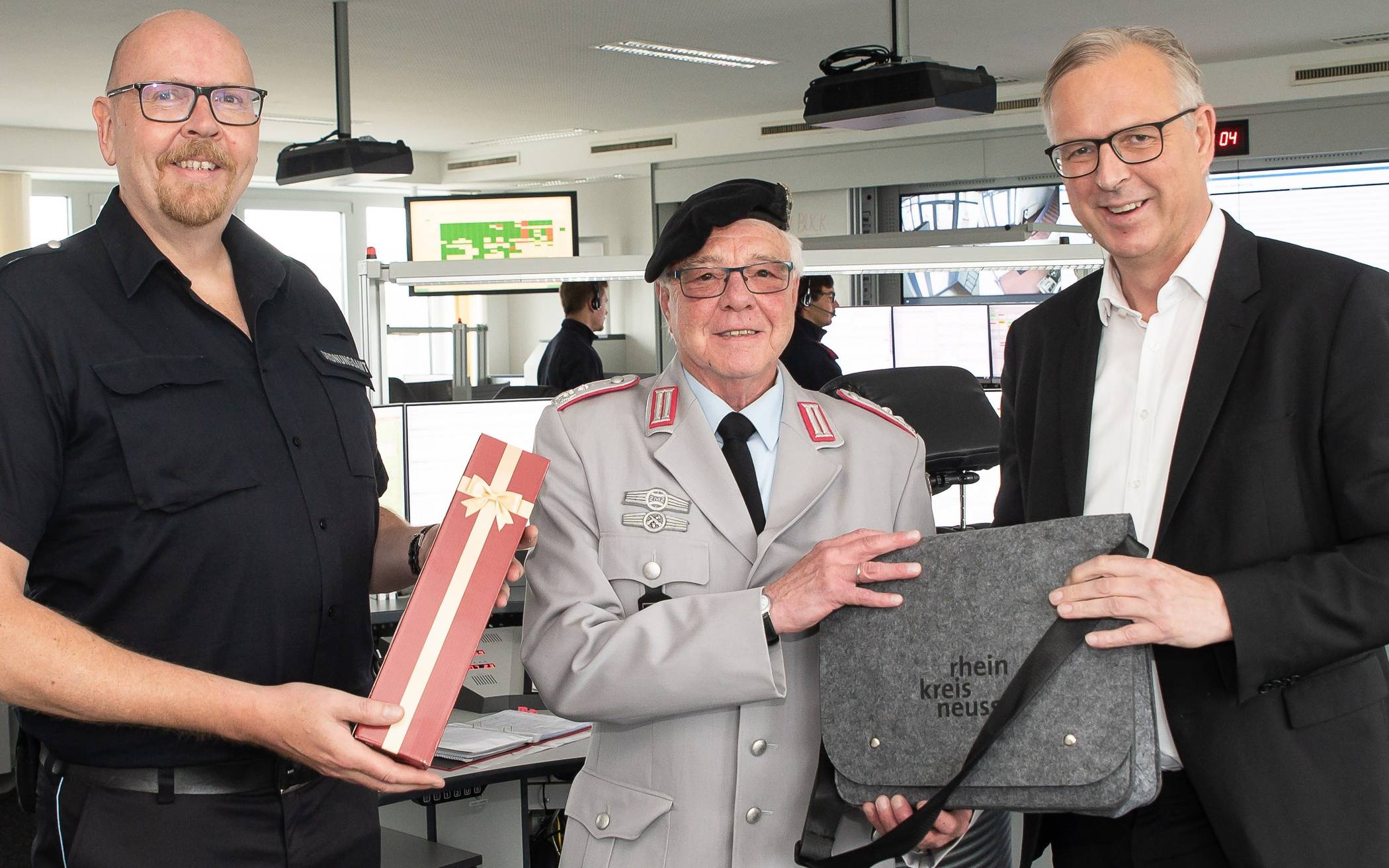  Kreisdirektor Dirk Brügge (rechts) und Marcus Mertens, Leiter des Kreis-Ordnungsamtes, bei der Verabschiedung mit Oberstleutnant Lothar Peschges (Mitte). 