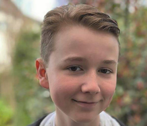  Schülerprinz ist Jonas Sterken (12). Er ist seit Juli 2022 Mitglied der Bruderschaft und schaffte es bei seinem ersten Schießen, bei dem er ans Luftgewehr durfte, Schülerprinz zu werden. Beim Bezirksschießen ließ er es sich nicht nehmen die Würde des Bezirksschülerprinzen zu erreichen. 