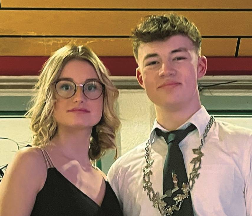 Der Jungschützenkönig heißt Konstantin Ueffing. Er ist 18 Jahre alt und schaffte sein Abitur am Pascal-Gymnasium. Zu seinen Hobbies gehört der Kraftsport, die „Fortuna“ aus Düsseldorf und neuerdings sein Auto. Begleitet wird er von seiner Freundin Evelyn. Sie ist ebenfalls 18 Jahre jung. 