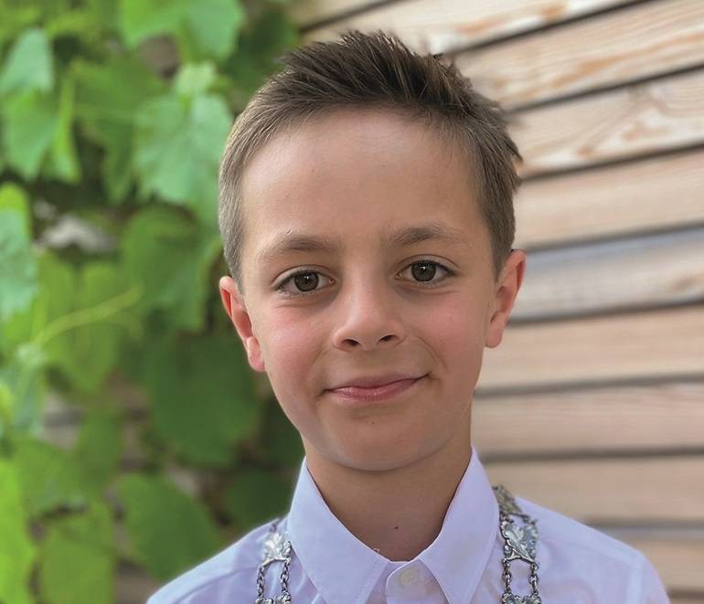  Der Bambiniprinz heißt Johann Hohmann. Er ist neun Jahre alt und besucht die Grundschule am Welchenberg. Seit Juli 2022 ist er Mitglied in der Bruderschaft und schaffte es bei seinem ersten Schießen, die Prinzenwürde zu erlangen. Er spielt bei der SpvG Gustorf-Gindorf Fußball. 