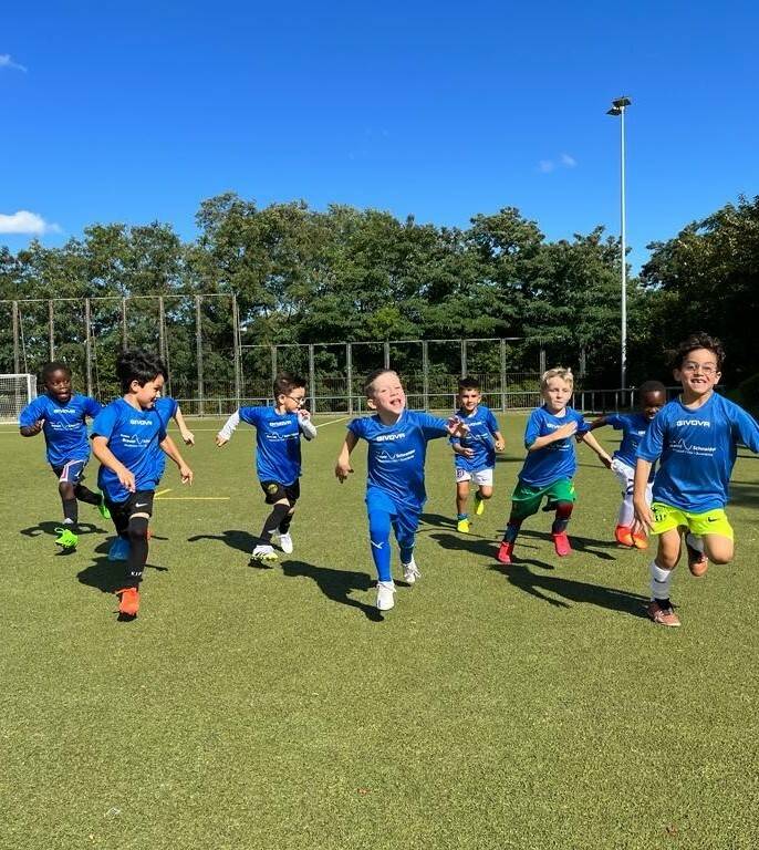 Die kleinen Kicker des 1. FC Mönchengladbach sind quasi schon im Anmarsch für die „Fahrrad Kraus Bambini-EM 2020“.
