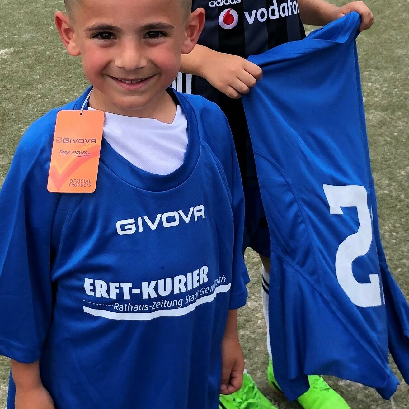  Ob da wohl ein zu großes Trikot aus der Team-Tasche gezogen wurde?  