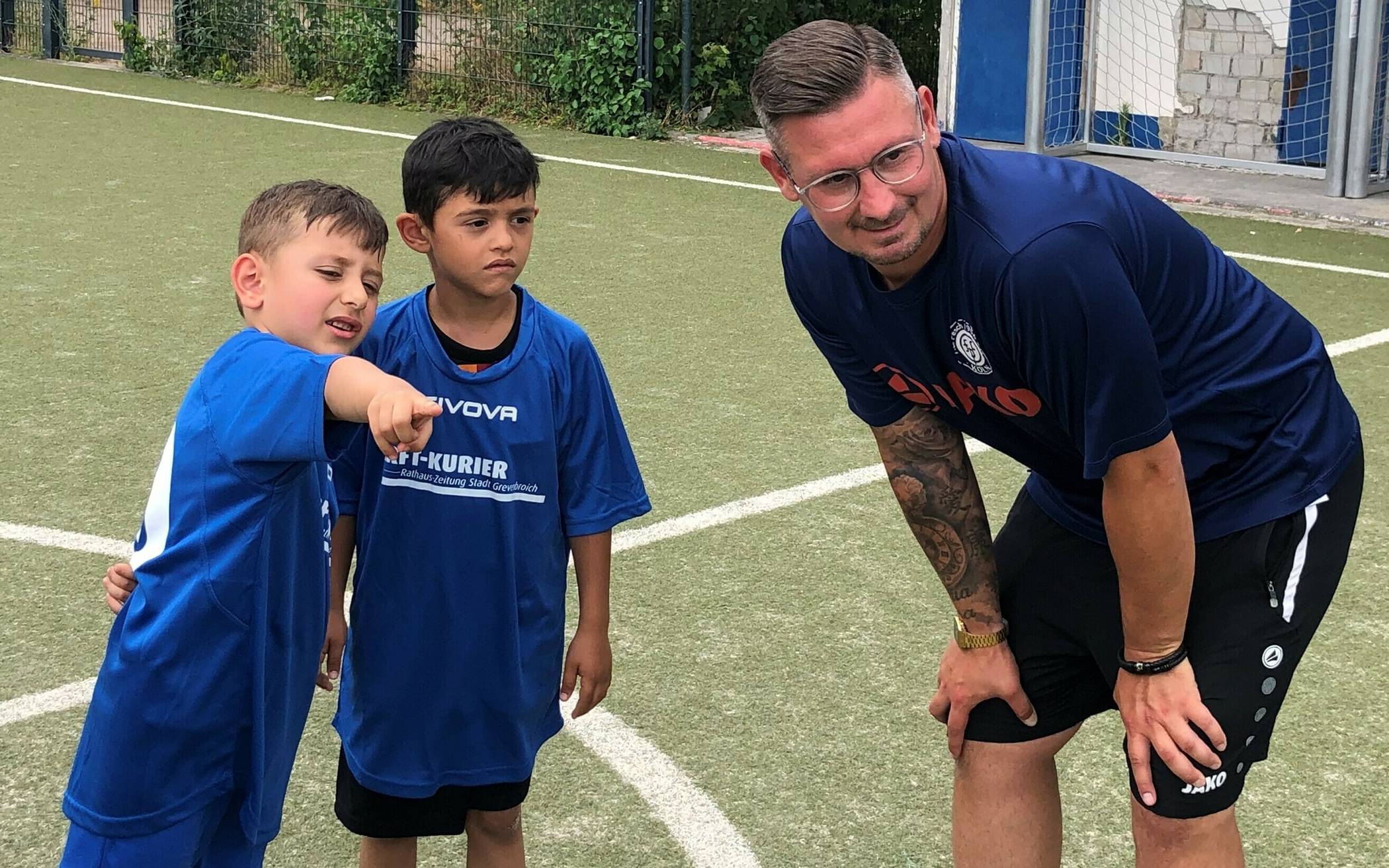 Trainer Bors im Gespräch mit seinen