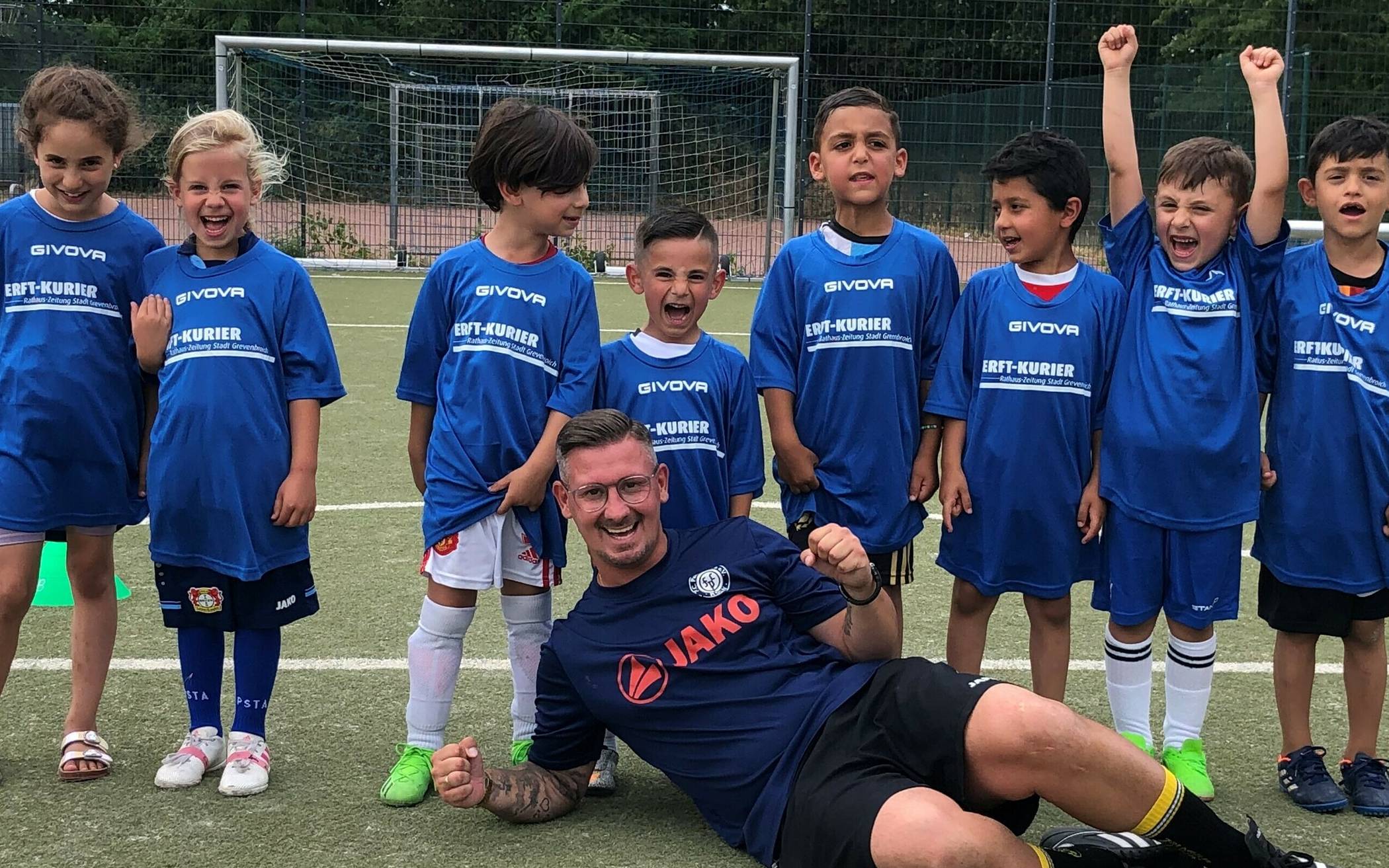 Bei den Kids des FC Pesch ist ausruhen nicht angesagt. Nur der Trainer darf mal Pause machen!