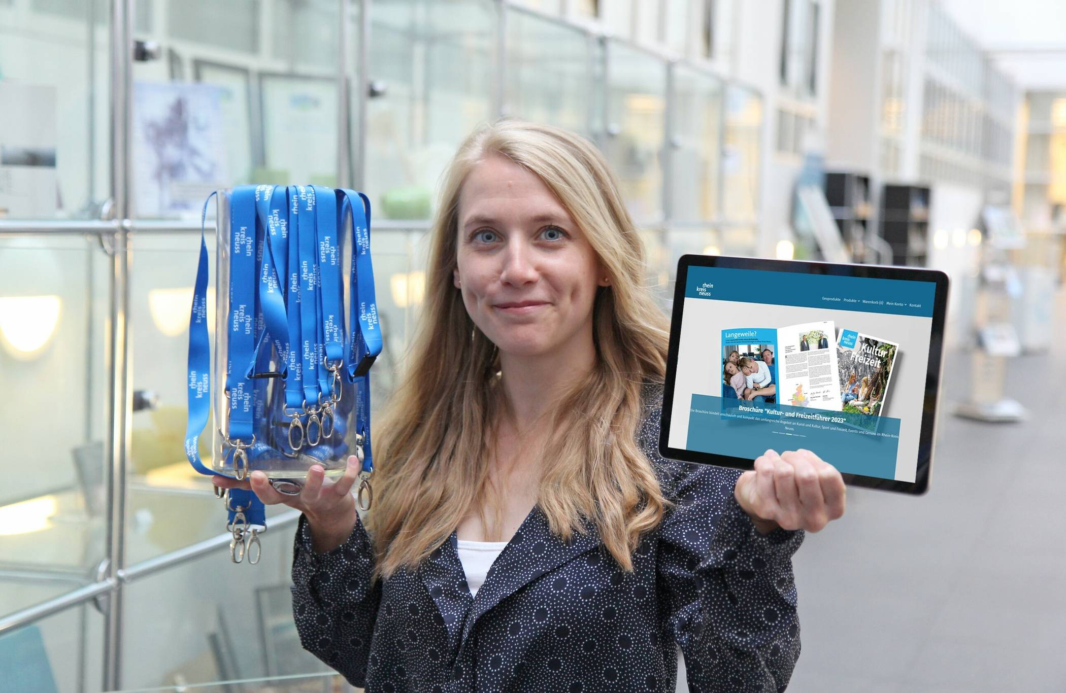 Kerstin Aretz vom Team der Presse- und Öffentlichkeitsarbeit zeigt den neuen e-Shop.