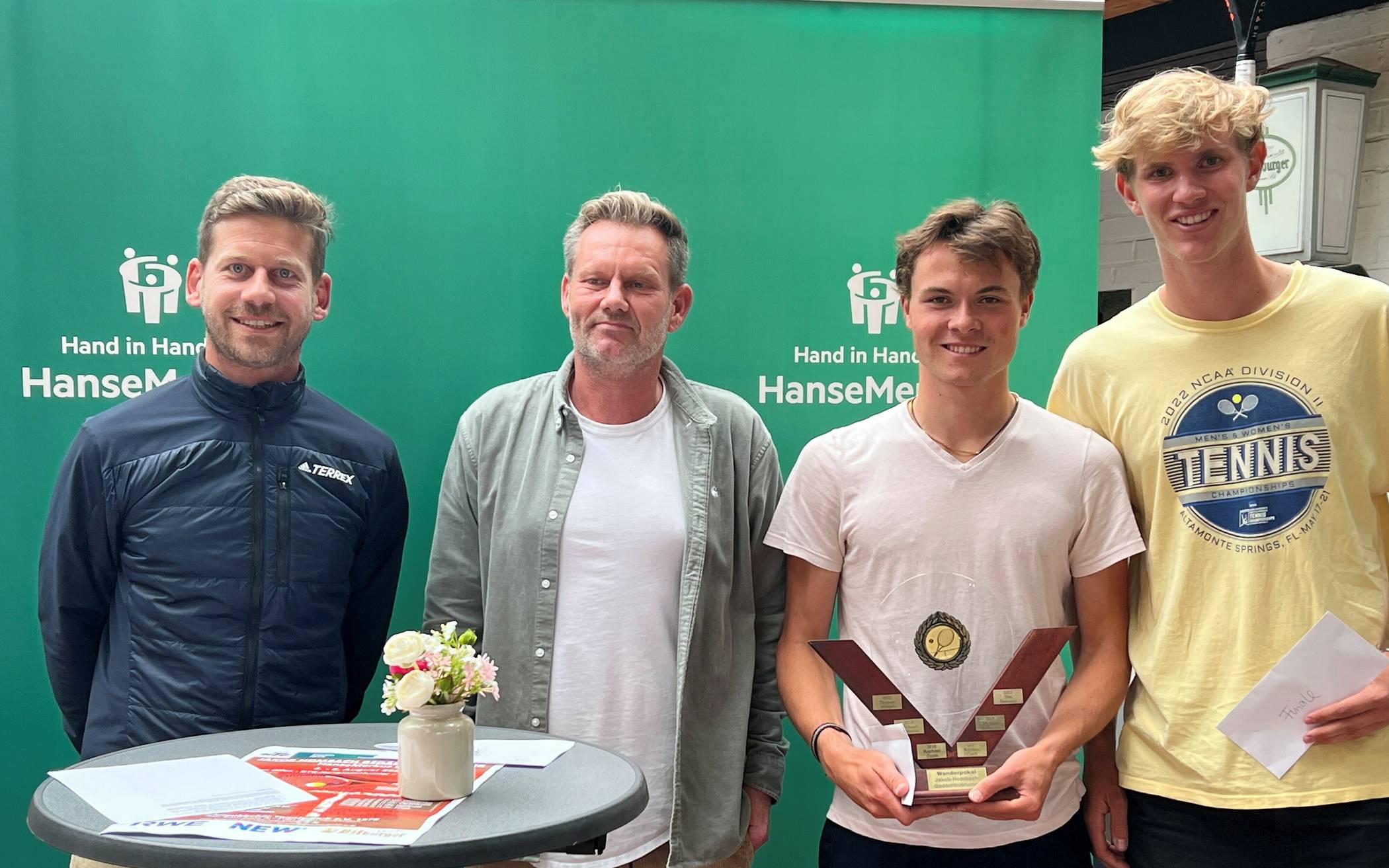  Von links: Max Klöters (1. Vorsitzender), Holm Sinagowitz (Sportwart), Piet Steveker (Turniersieger) und Ole Valkyser (Zweitplazierter).  