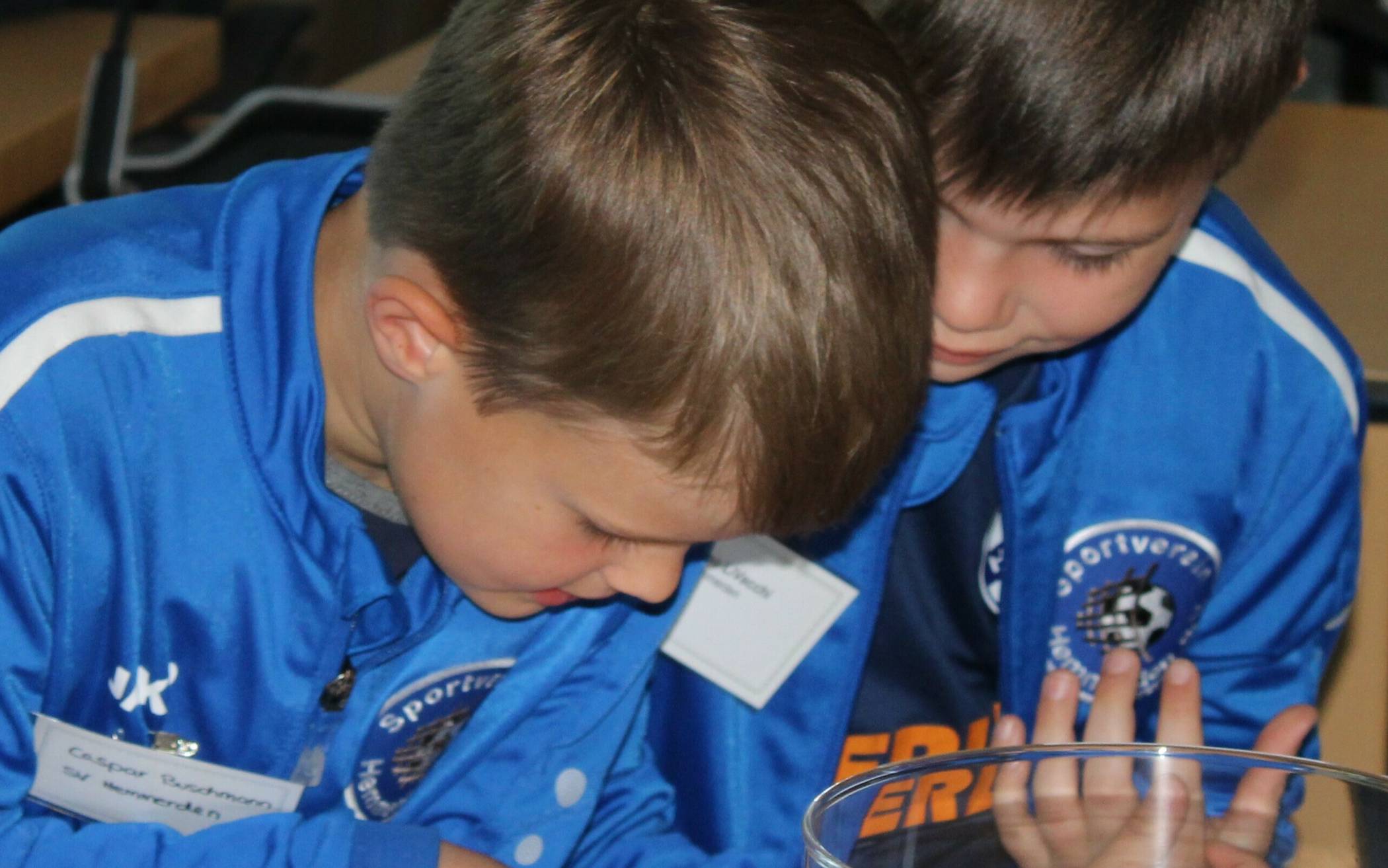  Dieses Bild entstand bei der zweiten Auslosung für die „Fahrrad-Kraus-Bambini-EM 2020“, als Caspar und Matteo ebendieses Auslosen und das Vorlesen der Vereinsnamen übernommen hatten. Im noblen Sitzungssaal des Kreises trafen Sportler und Vereinsvertreter zum ersten Mal auf den großen Sponsoren-Pool, der die quirlige „Fahrrad-Kraus-Bambini-EM 2020“ überhaupt erst möglich macht. Schon da wurde spekuliert, welche Mannschaften in der eigenen Gruppe wie stark sein könnten. Inzwischen wurden alle Teams ausführlich vorgestellt. 
