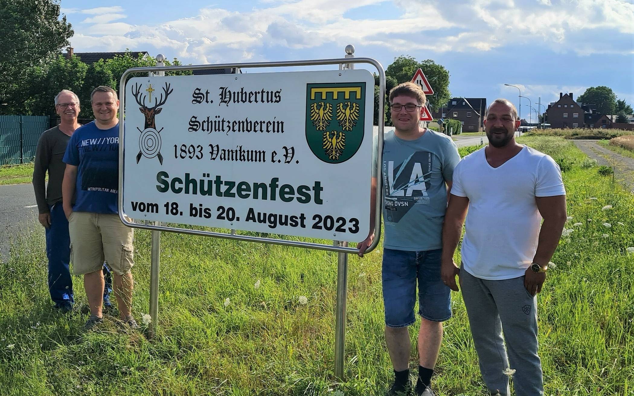 Beim Aufstellen der Ortsschilder (von links