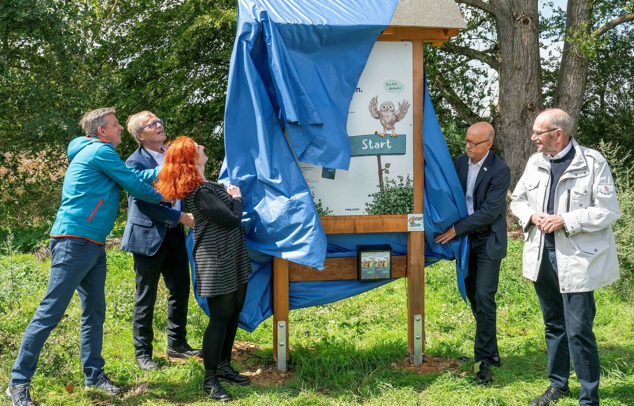 Steinkauz Artemis lenkt die Wanderer durch Elsbachsteig