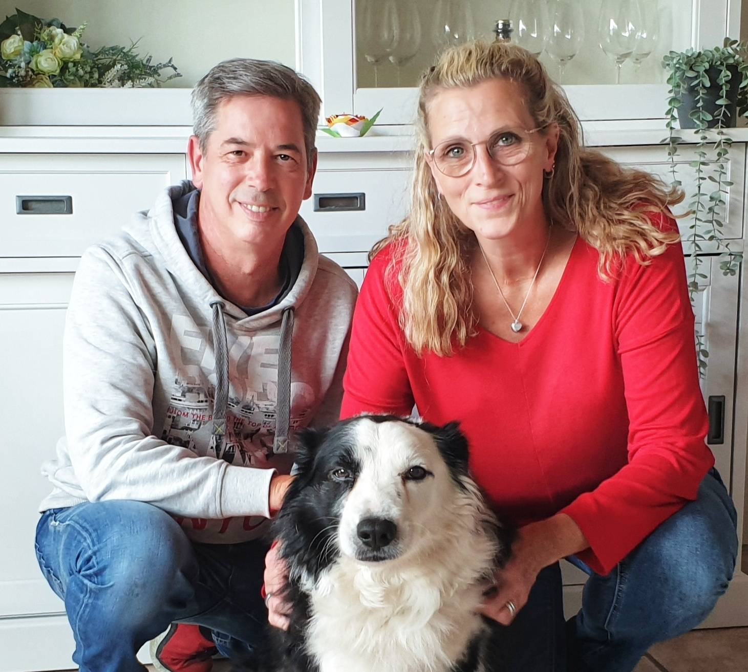 Border-Collie „Sparrow“ mit Herrchen und Frauchen. Eine echte Wohlfühl-Familie. 