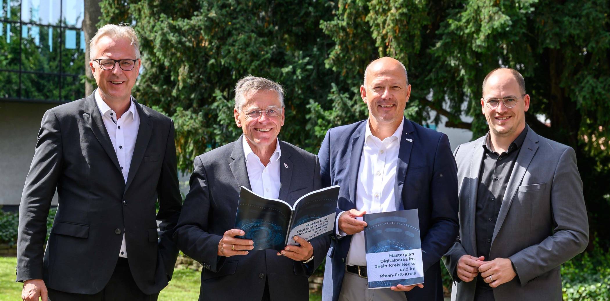  Sie betonen die Bedeutung von Digitalparks (von links): Kreisdirektor Dirk Brügge, Landrat Hans-Jürgen Petrauschke, sein Amtskollege aus dem Rhein-Erft-Kreis Frank Rock und Torsten Heerz (Dezernent Rhein-Erft-Kreis). 
